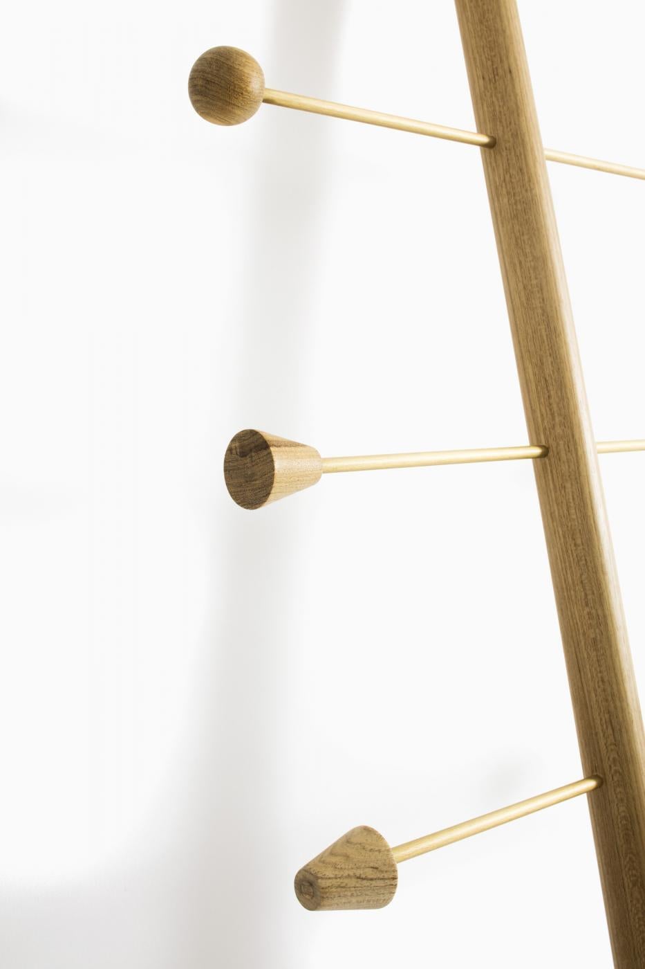 Mancebo Santiago
Supported on the wall, it can be used to place purses, coats, hats and even a lamp.
Minimalist mancebo that ornates metal with wood to create a slender and elegant shape. It can compose any environment without taking up much space,