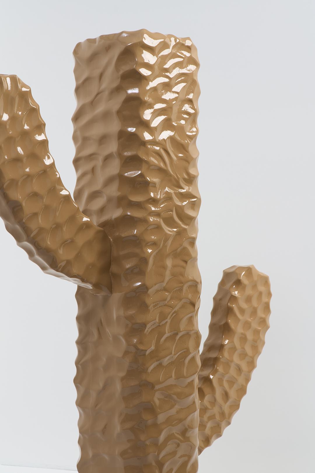 Serie Mandacaru, scultura da terra alta in legno a forma di cactus in vendita 1