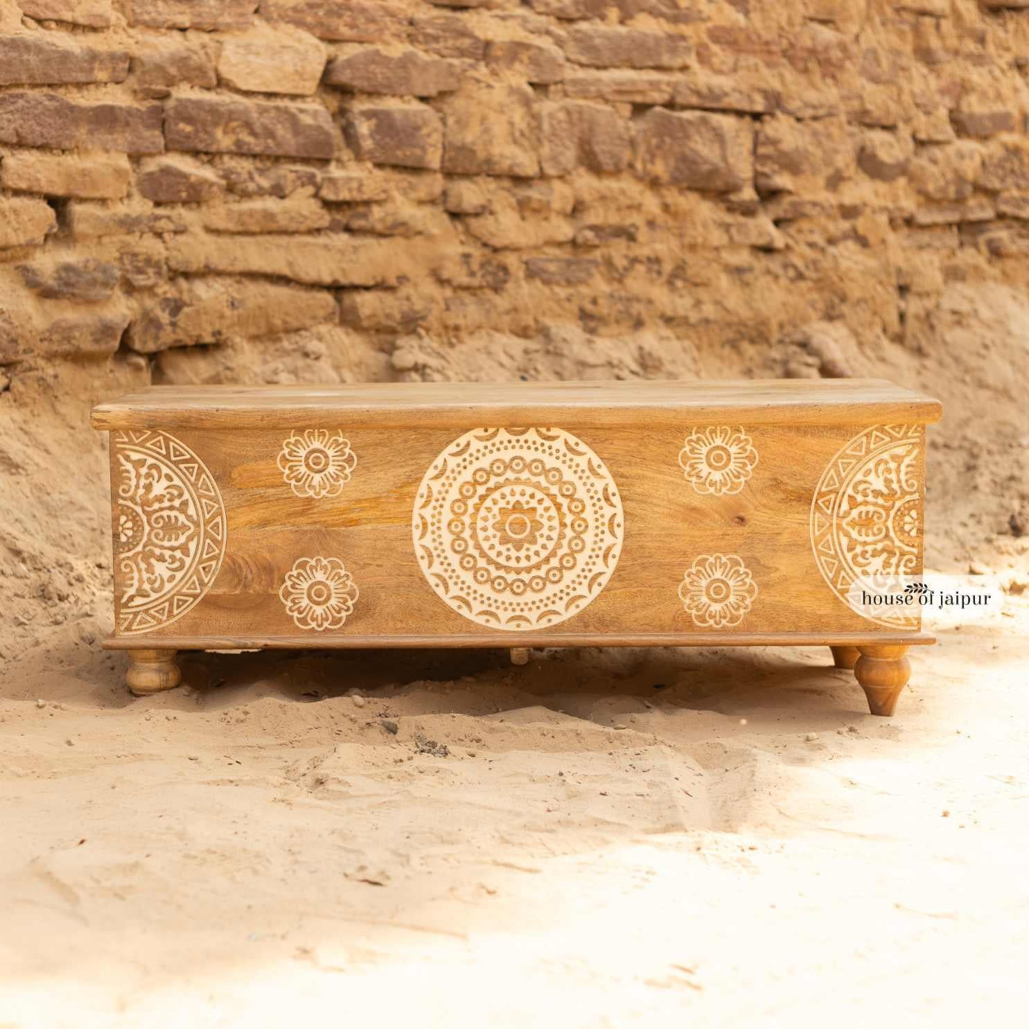 Diese handgeschnitzte Mandala-Holzkiste verkörpert den Geist traditioneller Handwerkskunst und natürlicher Schönheit. Auf der Vorderseite sind aufwendige Mandala- und Blumenschnitzereien zu sehen, die die Wärme und Textur des Massivholzes