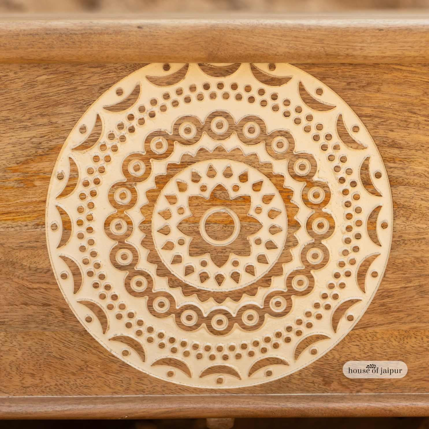 Mandala geschnitzt Jaipur hölzerne Lagerung Trunk - Massivholz Truhe von House of Jaipur (Böhmisch) im Angebot