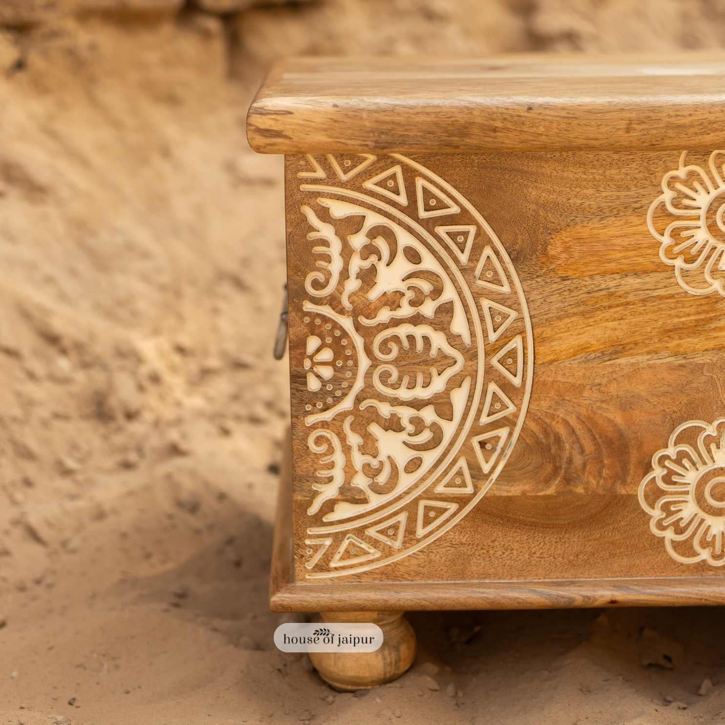Mandala geschnitzt Jaipur hölzerne Lagerung Trunk - Massivholz Truhe von House of Jaipur (Indisch) im Angebot
