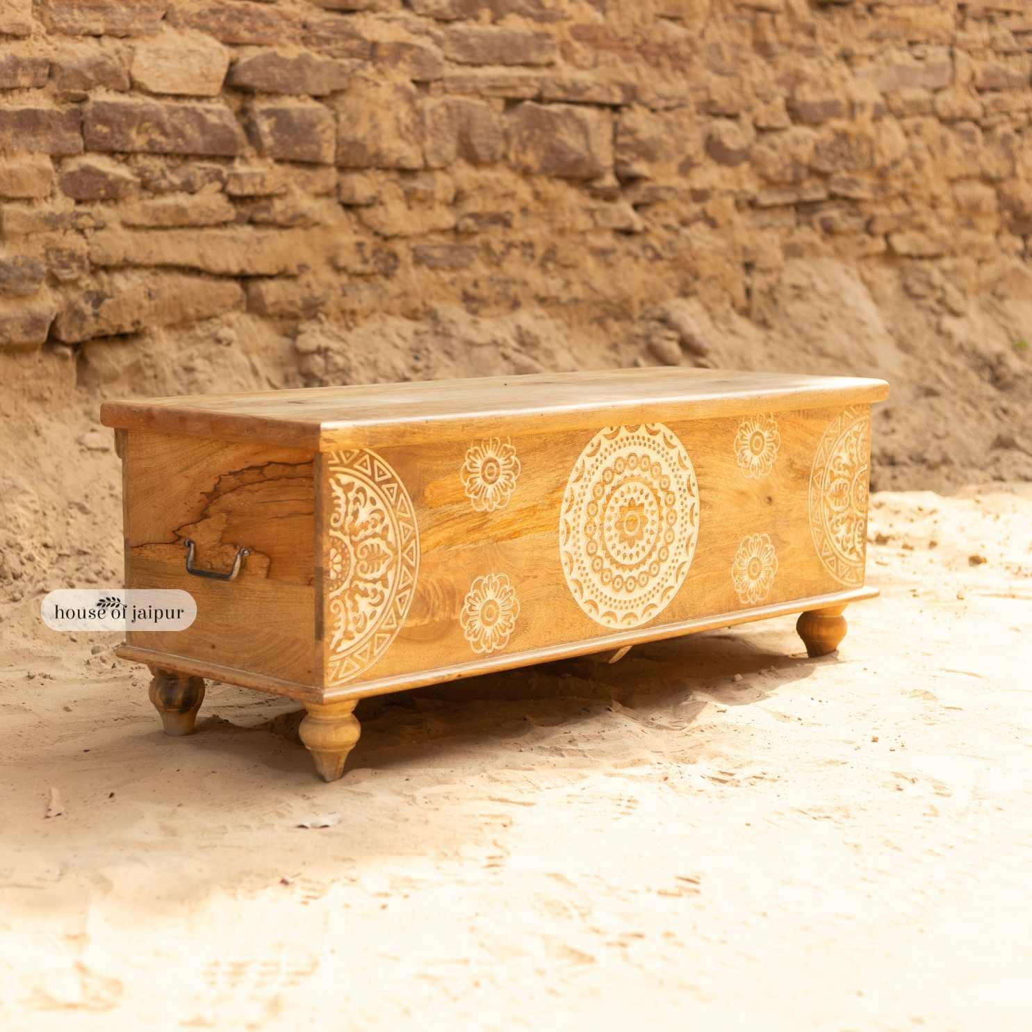 Mandala geschnitzt Jaipur hölzerne Lagerung Trunk - Massivholz Truhe von House of Jaipur (Geschnitzt) im Angebot