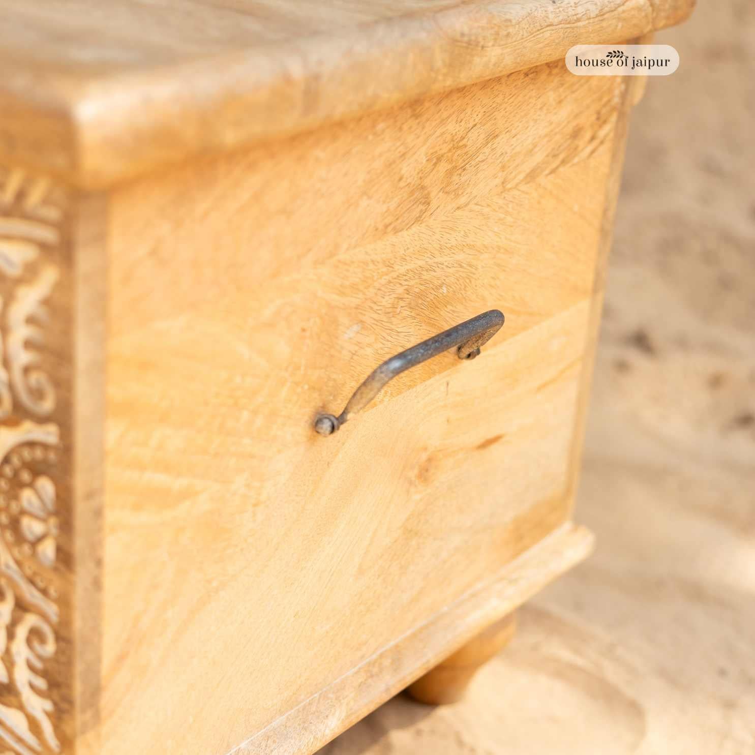 Mandala geschnitzt Jaipur hölzerne Lagerung Trunk - Massivholz Truhe von House of Jaipur im Zustand „Neu“ im Angebot in New York, NY