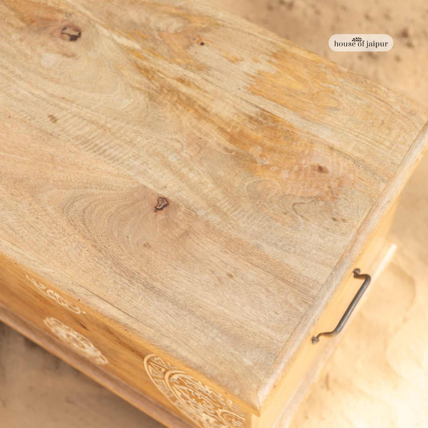 Mandala geschnitzt Jaipur hölzerne Lagerung Trunk - Massivholz Truhe von House of Jaipur (21. Jahrhundert und zeitgenössisch) im Angebot