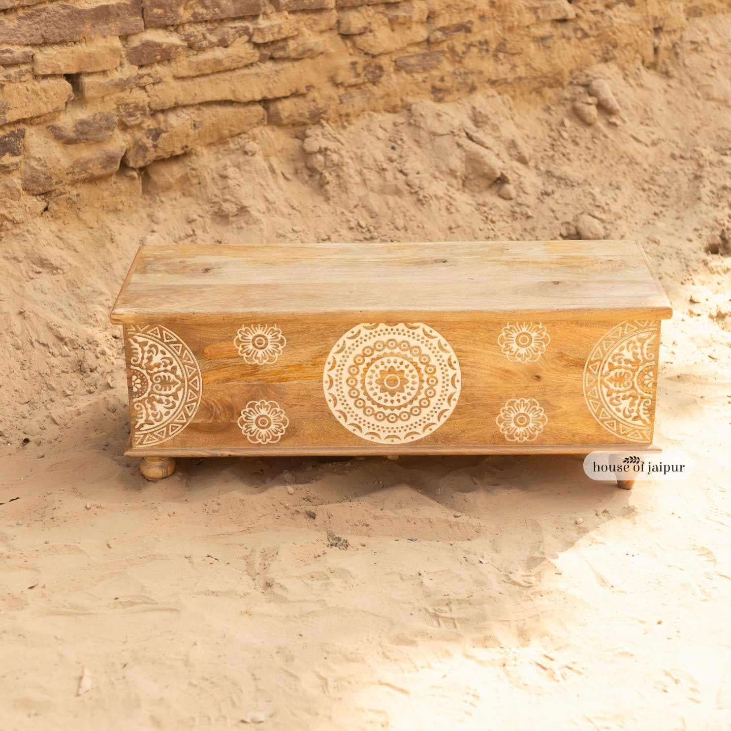 Mandala geschnitzt Jaipur hölzerne Lagerung Trunk - Massivholz Truhe von House of Jaipur (Holz) im Angebot