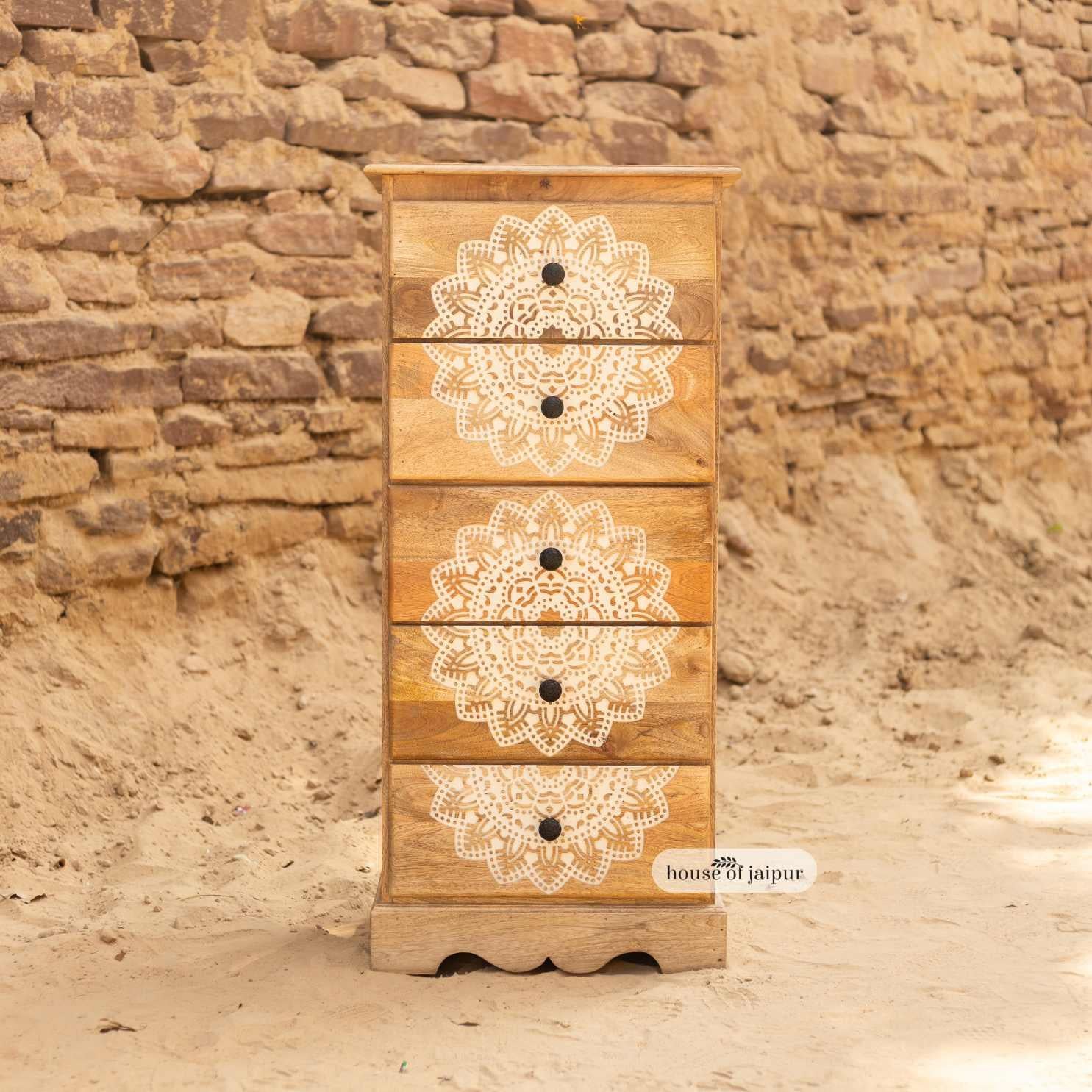 Questo squisito cassettone in legno intagliato a mandala riunisce un'artigianalità senza tempo e un'eleganza naturale. Caratterizzato da motivi mandala splendidamente intagliati su ogni frontale dei cassetti, questo mobile emana calore e serenità,