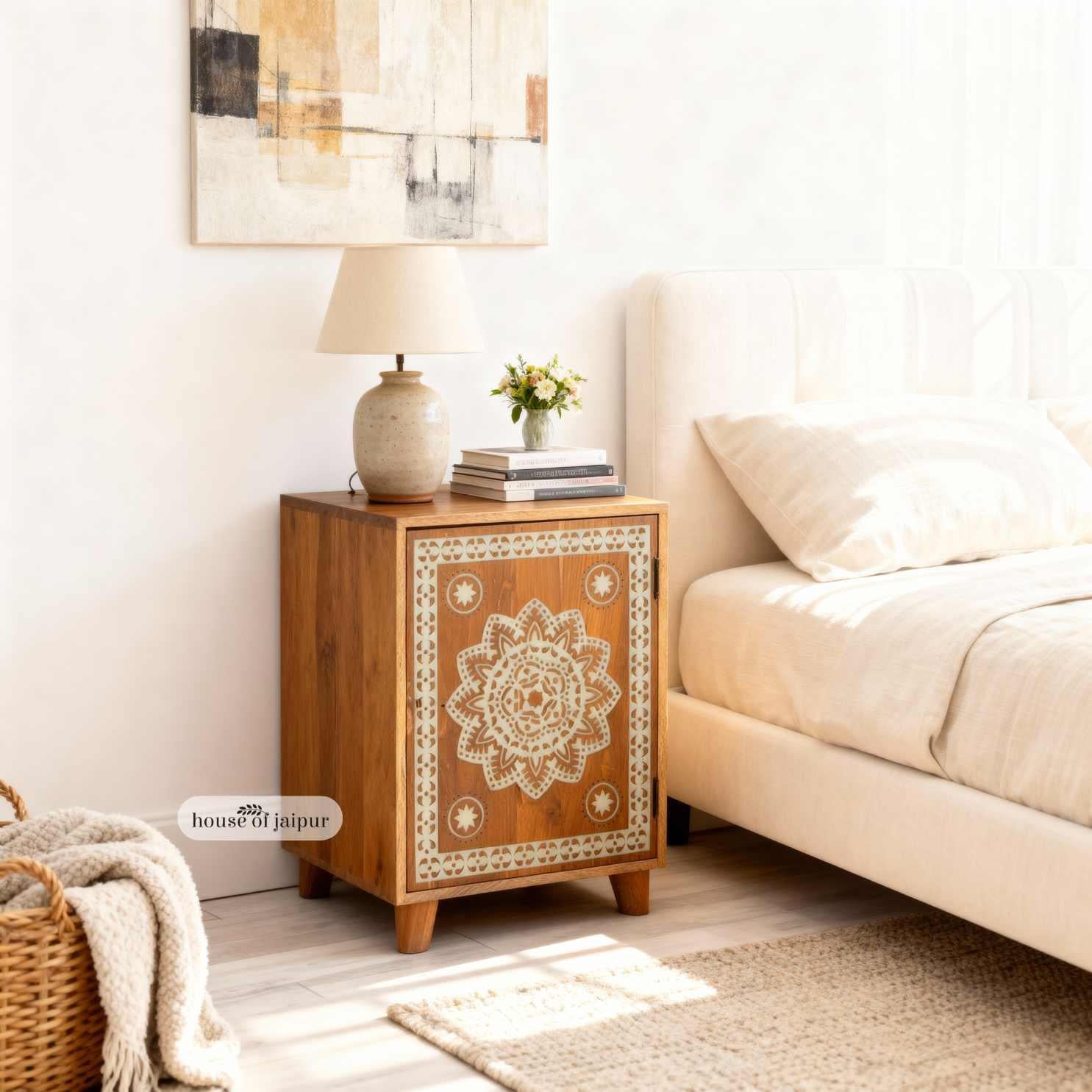 Cette table de chevet sculptée Mandala, fabriquée à la main, capture l'essence de l'artisanat traditionnel et de la beauté naturelle. Le motif complexe du mandala sur la face avant est délicatement sculpté à la main dans du bois massif, créant une