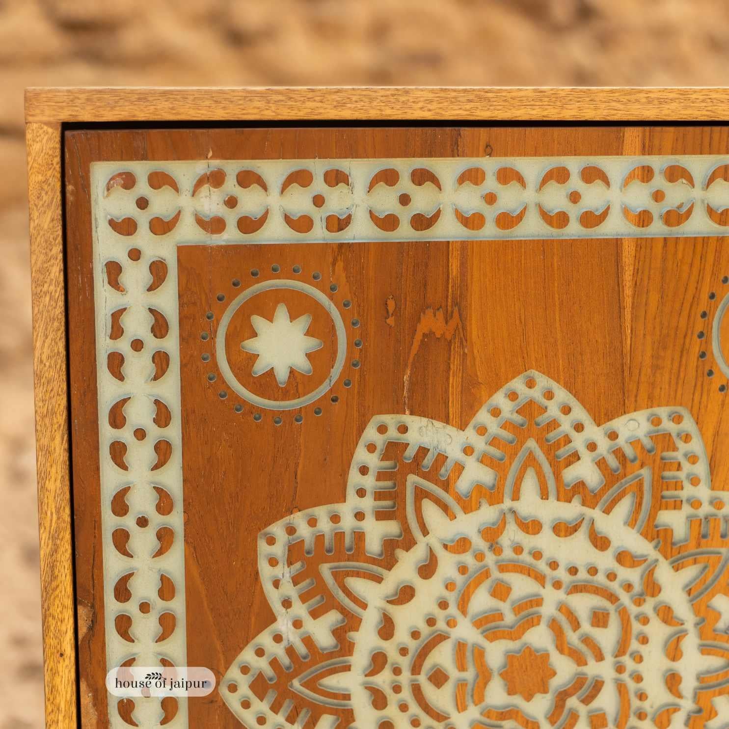 Bohème Table de chevet en bois sculpté Mandala - Table de nuit par House of Jaipur en vente