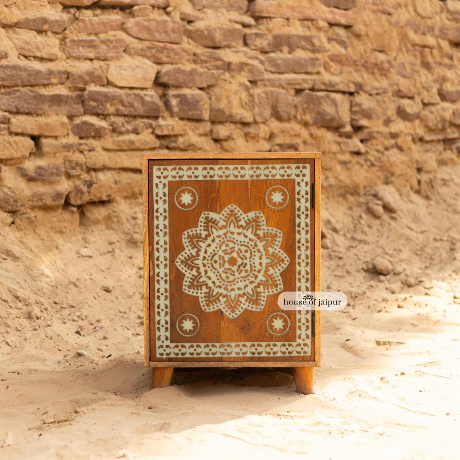Indien Table de chevet en bois sculpté Mandala - Table de nuit par House of Jaipur en vente
