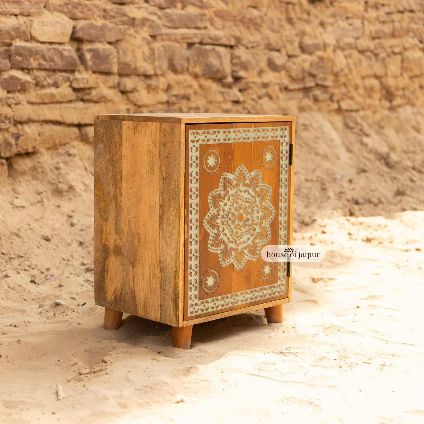 Sculpté Table de chevet en bois sculpté Mandala - Table de nuit par House of Jaipur en vente