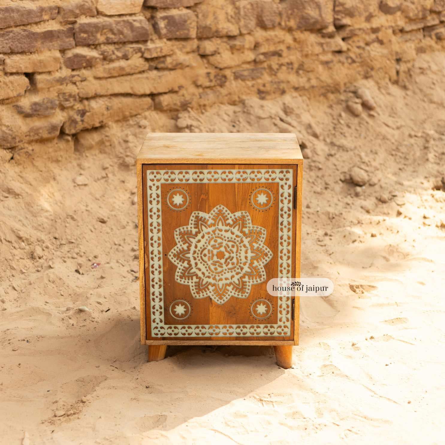 Table de chevet en bois sculpté Mandala - Table de nuit par House of Jaipur Neuf - En vente à New York, NY