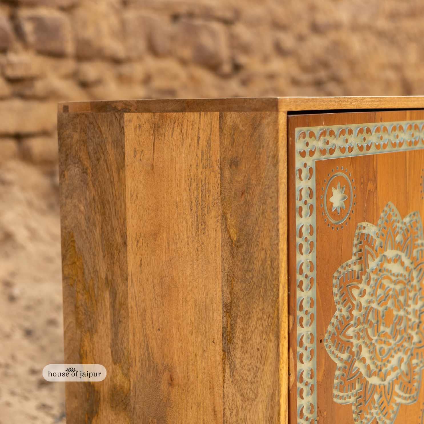 Bois Table de chevet en bois sculpté Mandala - Table de nuit par House of Jaipur en vente