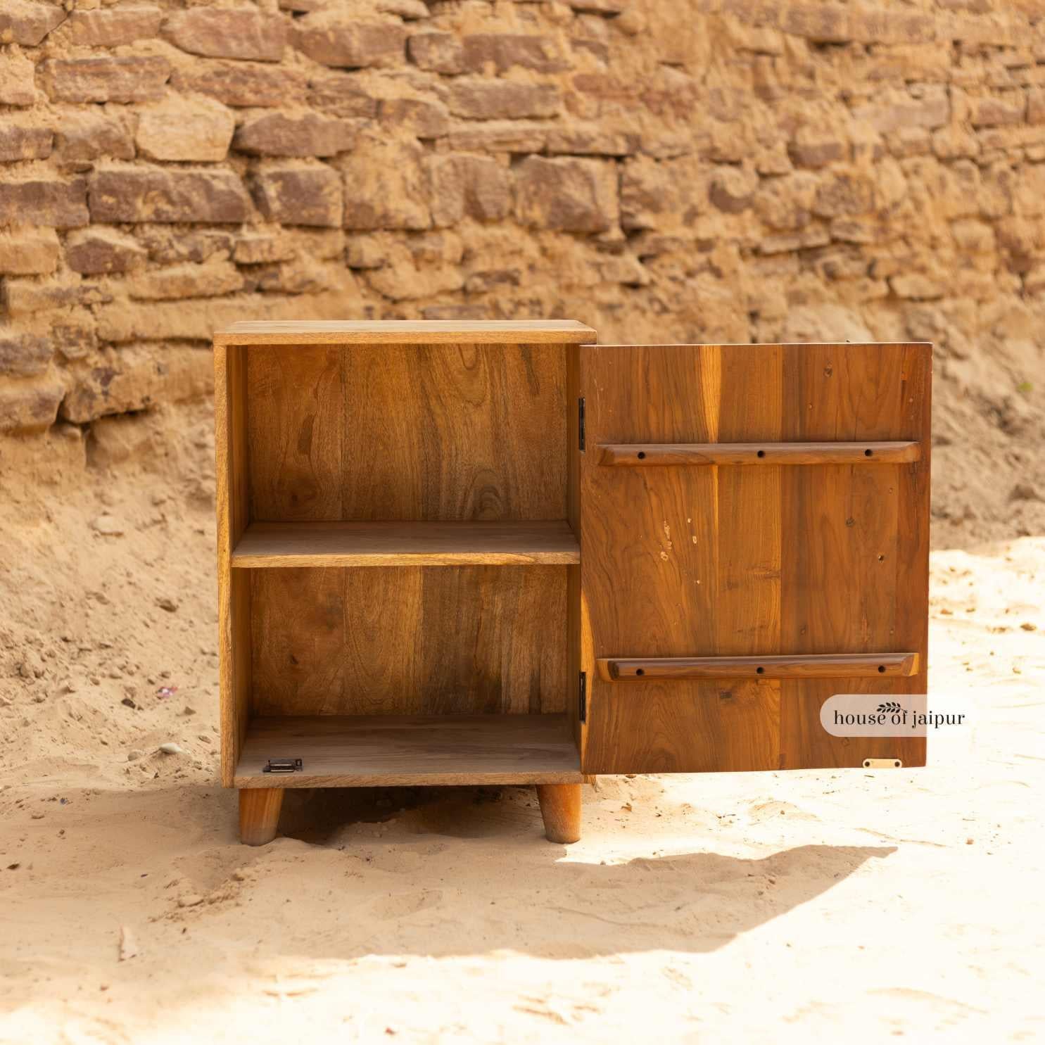 Table de chevet en bois sculpté Mandala - Table de nuit par House of Jaipur en vente 1