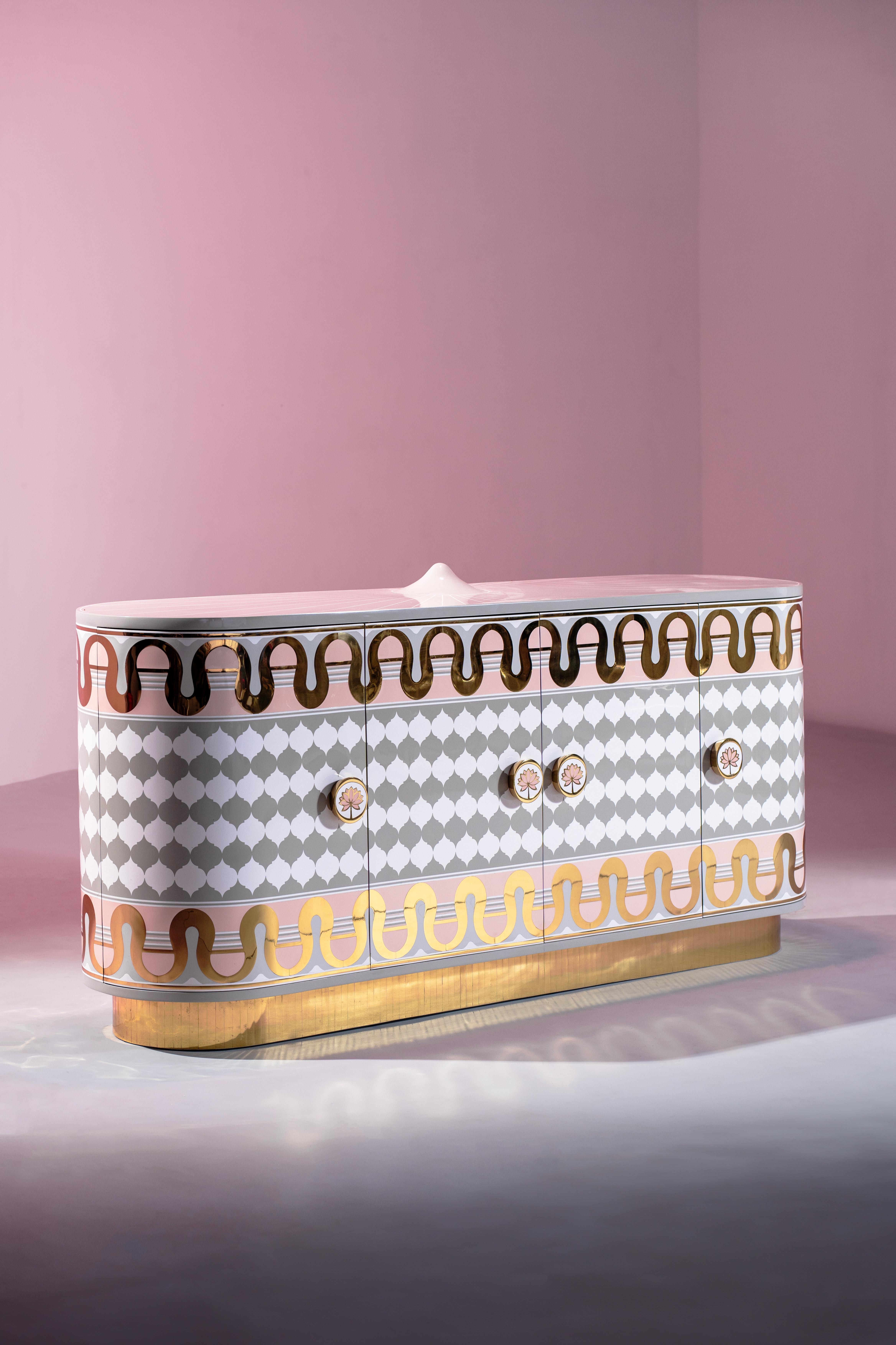 Bellissimi archi e intarsi in ottone decorano la credenza Mandala di Bassora. Il design italiano è realizzato con motivi indiani per un mobile unico.

Ogni pezzo di questa collezione è realizzato a mano con cura. Profondamente ispirata all'abile