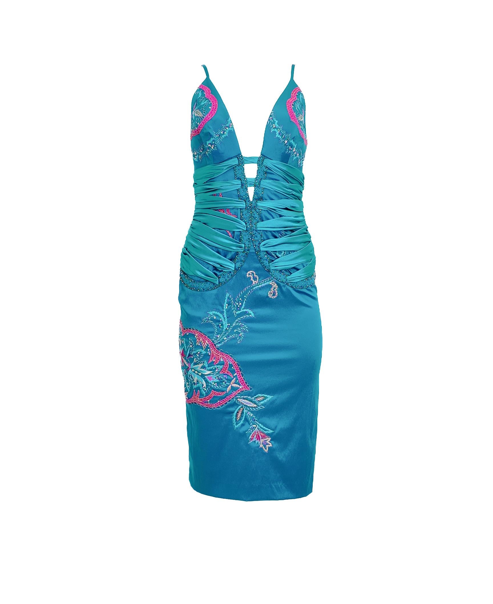Indossato da Sharon Stone e Kimora Lee Simmons nel 2004, questo abito da cocktail Mandalay midi sfoggia un lussuoso tessuto di raso con accenti di nastro di raso e ricami intricati. Caratterizzato da una profonda scollatura a V e da un'elegante