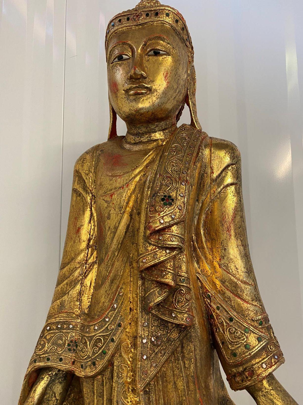 Handgeschnitzte vergoldete burmesische Mandalay-Buddha-Statue aus Holz, Buddhismus (Vergoldet)