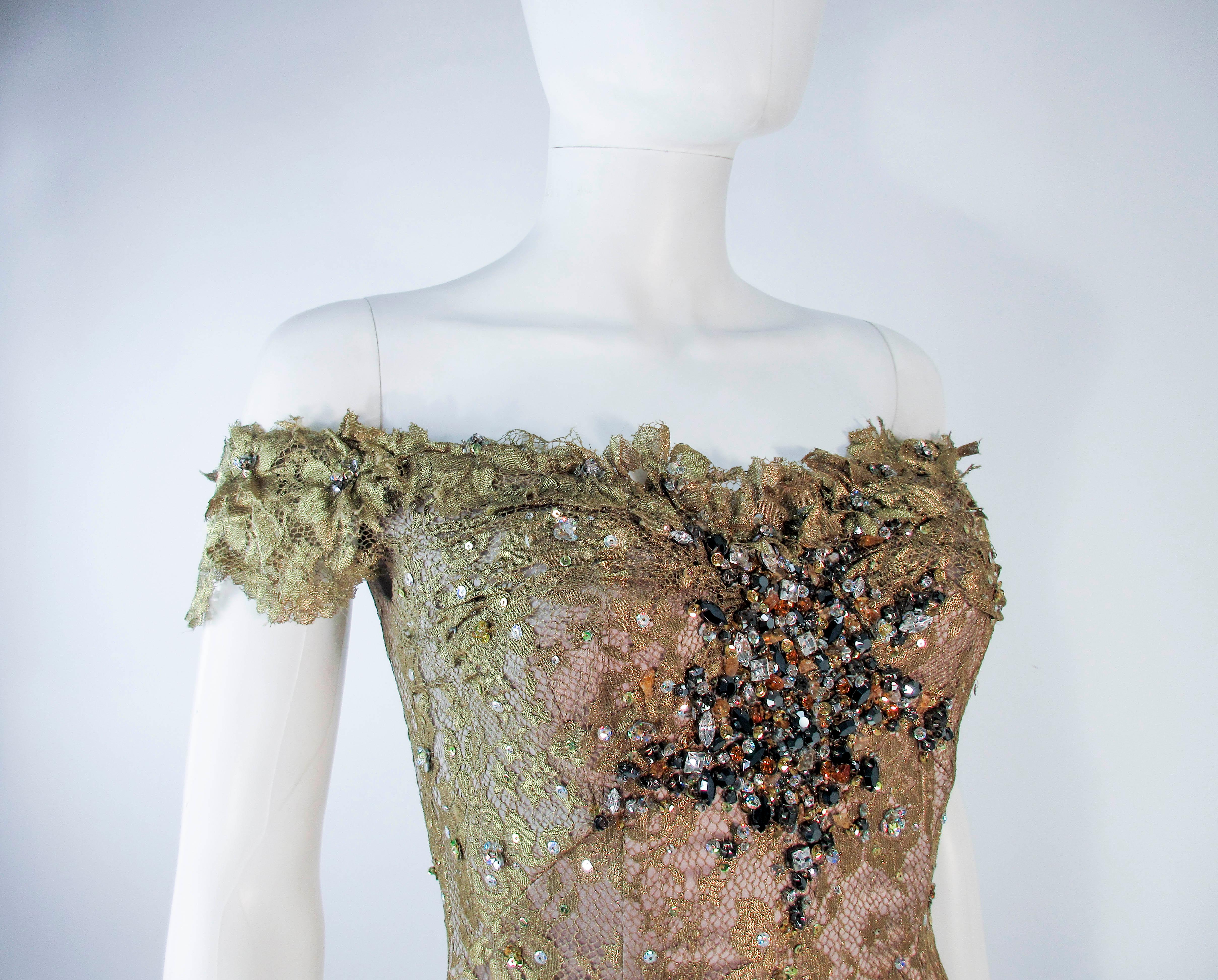 MANDALAY Vestido de cóctel de encaje con cuentas de lentejuelas doradas Talla 4 en venta 2