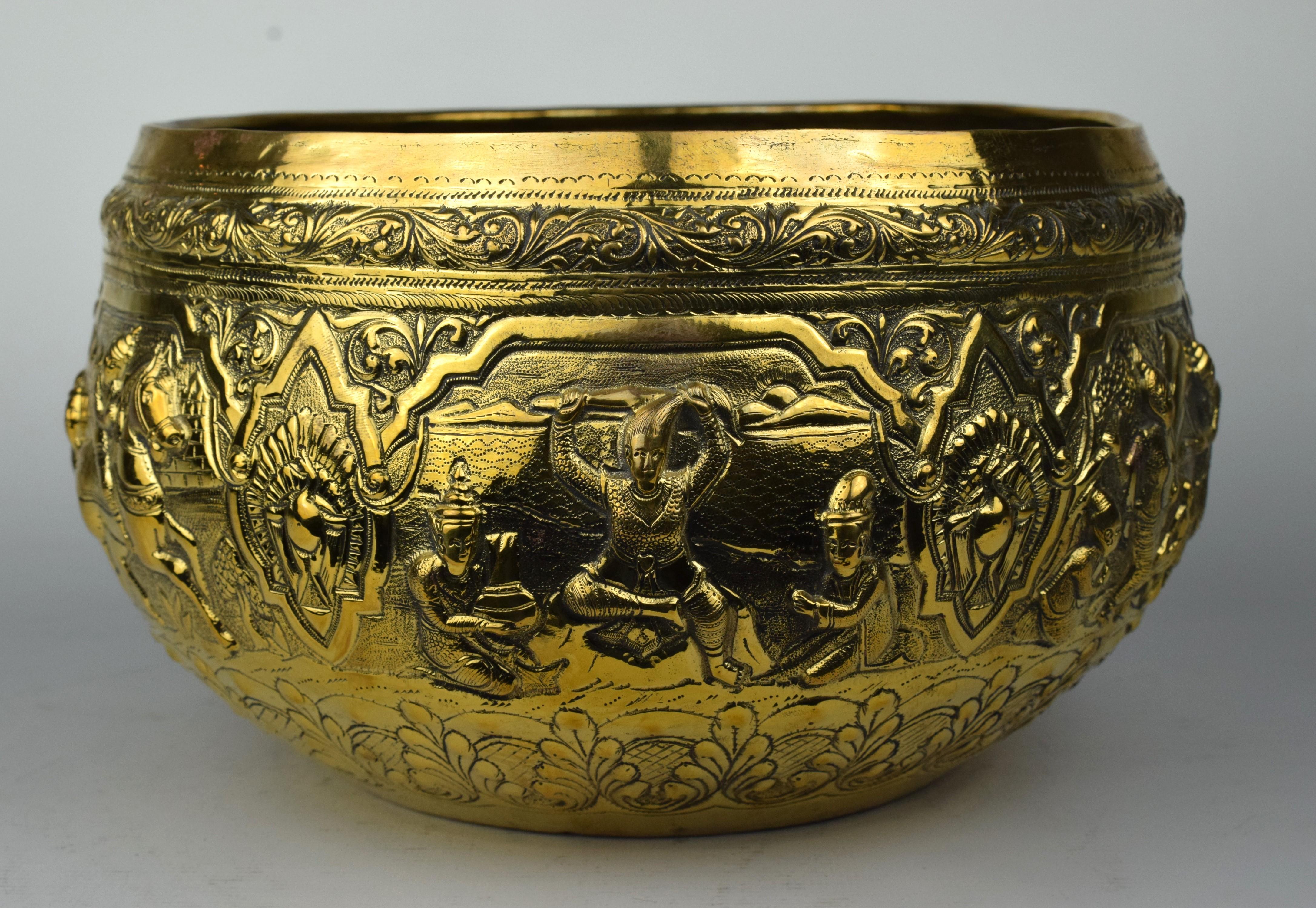 Exceptionnel bol à offrande birman doré et repoussé de la période Mandalay

Hauteur : 5.5 in
Diamètre : 9 pouces
MATERIAL : Laiton lourd et doré
Origine : Birmanie (Myanmar), fin 19e-début 20e siècle

Ce remarquable bol à offrandes birman représente