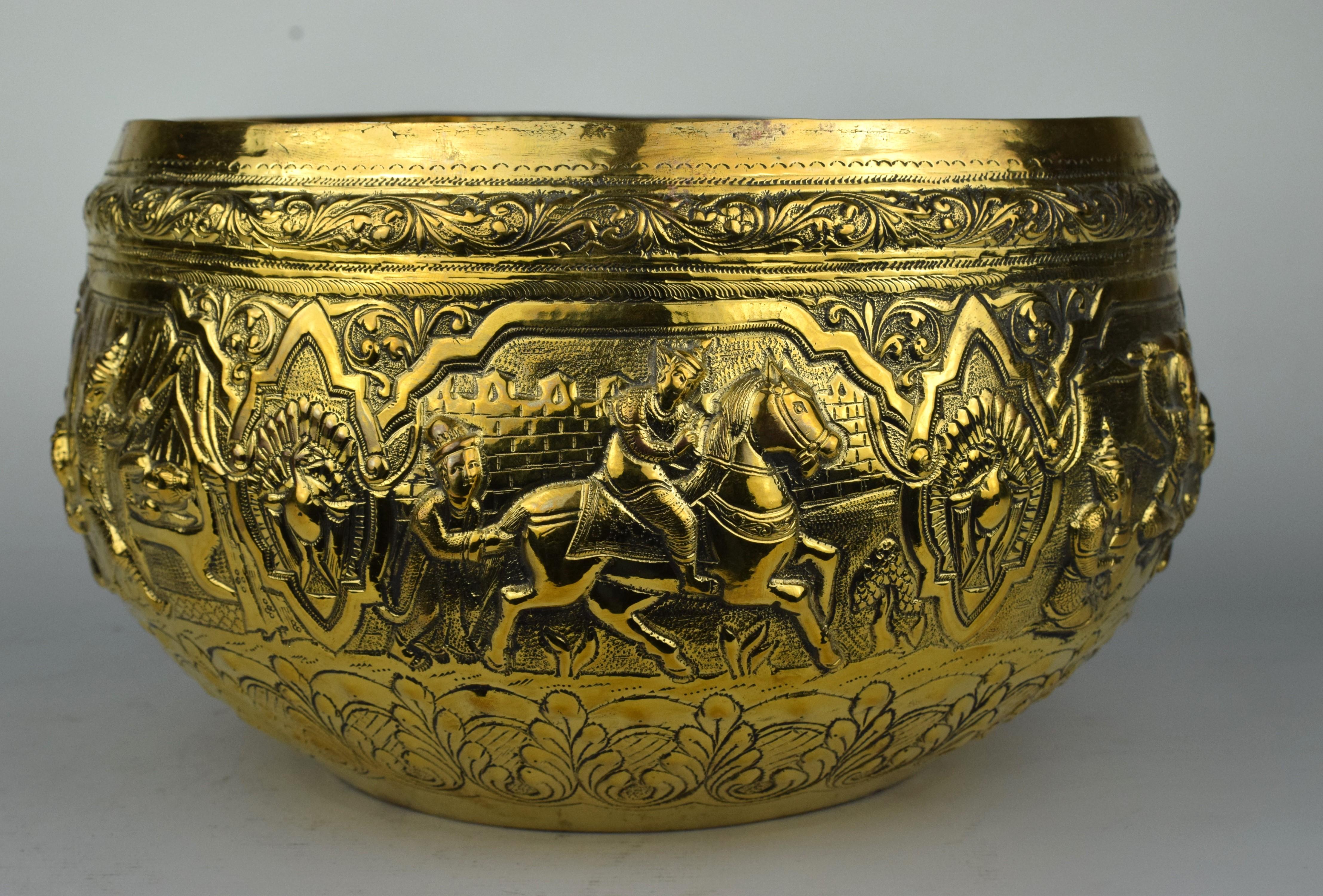 Repoussé Bol à offrandes birman en repoussé doré de la période Mandalay, fin du 19e siècle en vente