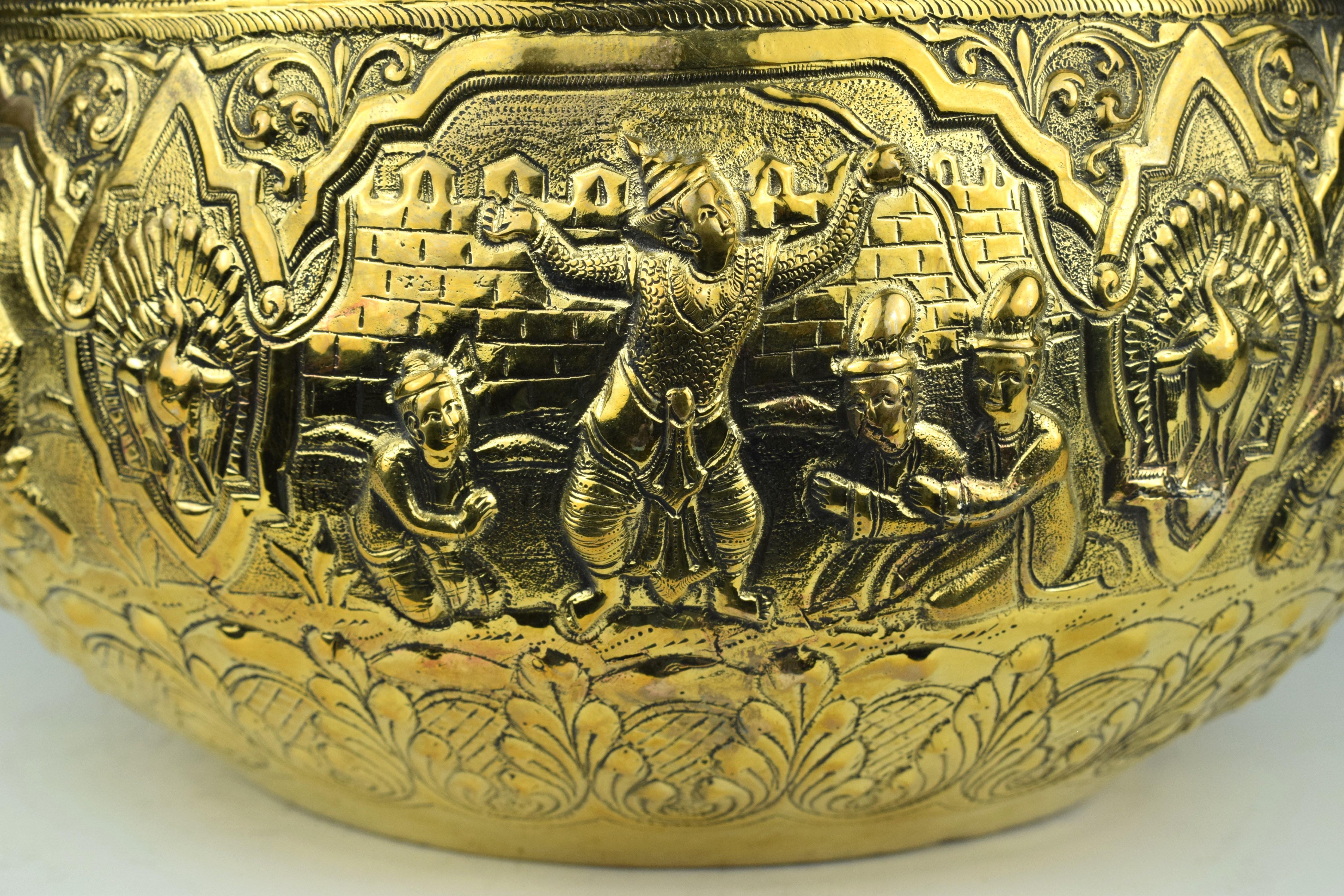 Bol à offrandes birman en repoussé doré de la période Mandalay, fin du 19e siècle Bon état - En vente à Islamabad, PK