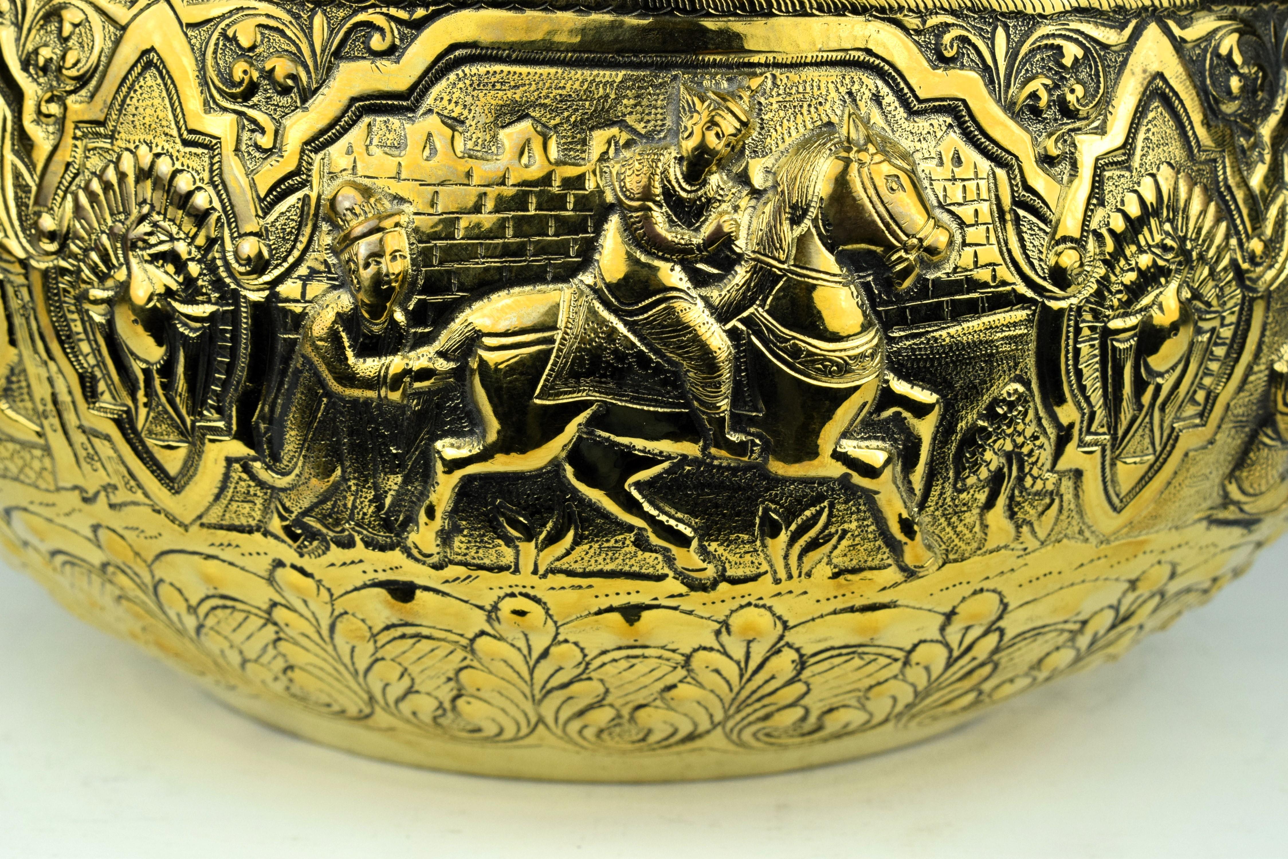 XIXe siècle Bol à offrandes birman en repoussé doré de la période Mandalay, fin du 19e siècle en vente