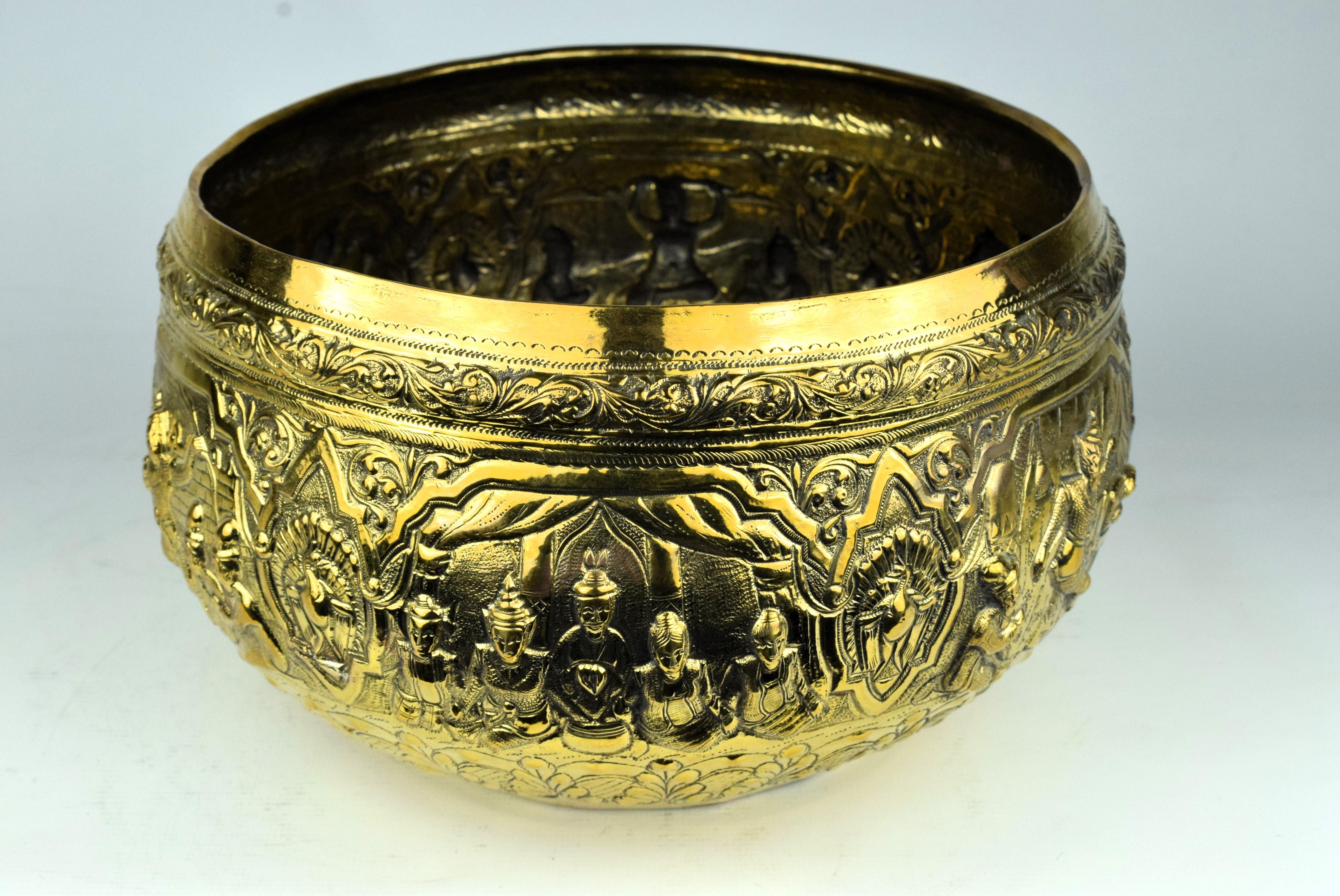 Laiton Bol à offrandes birman en repoussé doré de la période Mandalay, fin du 19e siècle en vente