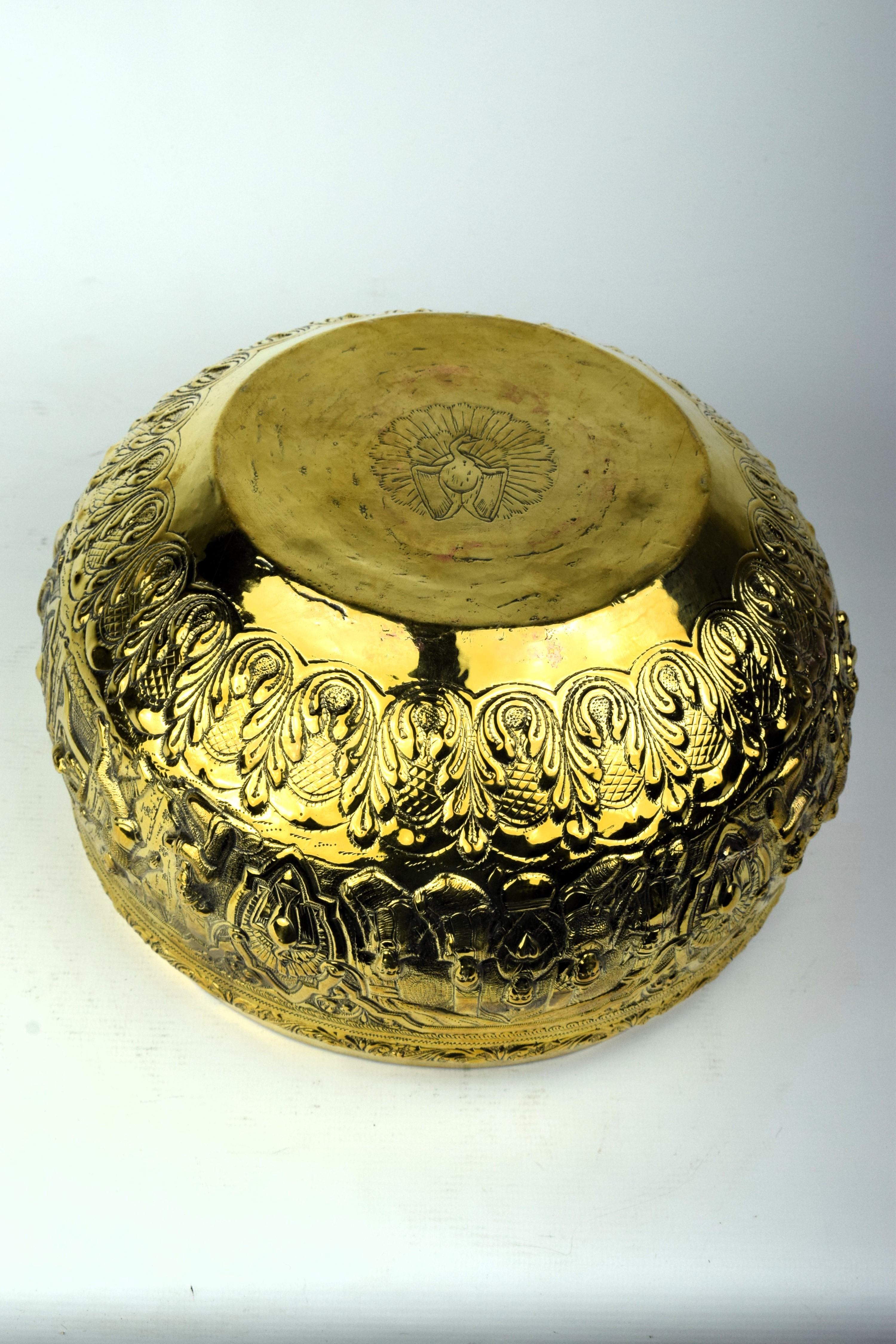 Bol à offrandes birman en repoussé doré de la période Mandalay, fin du 19e siècle en vente 1