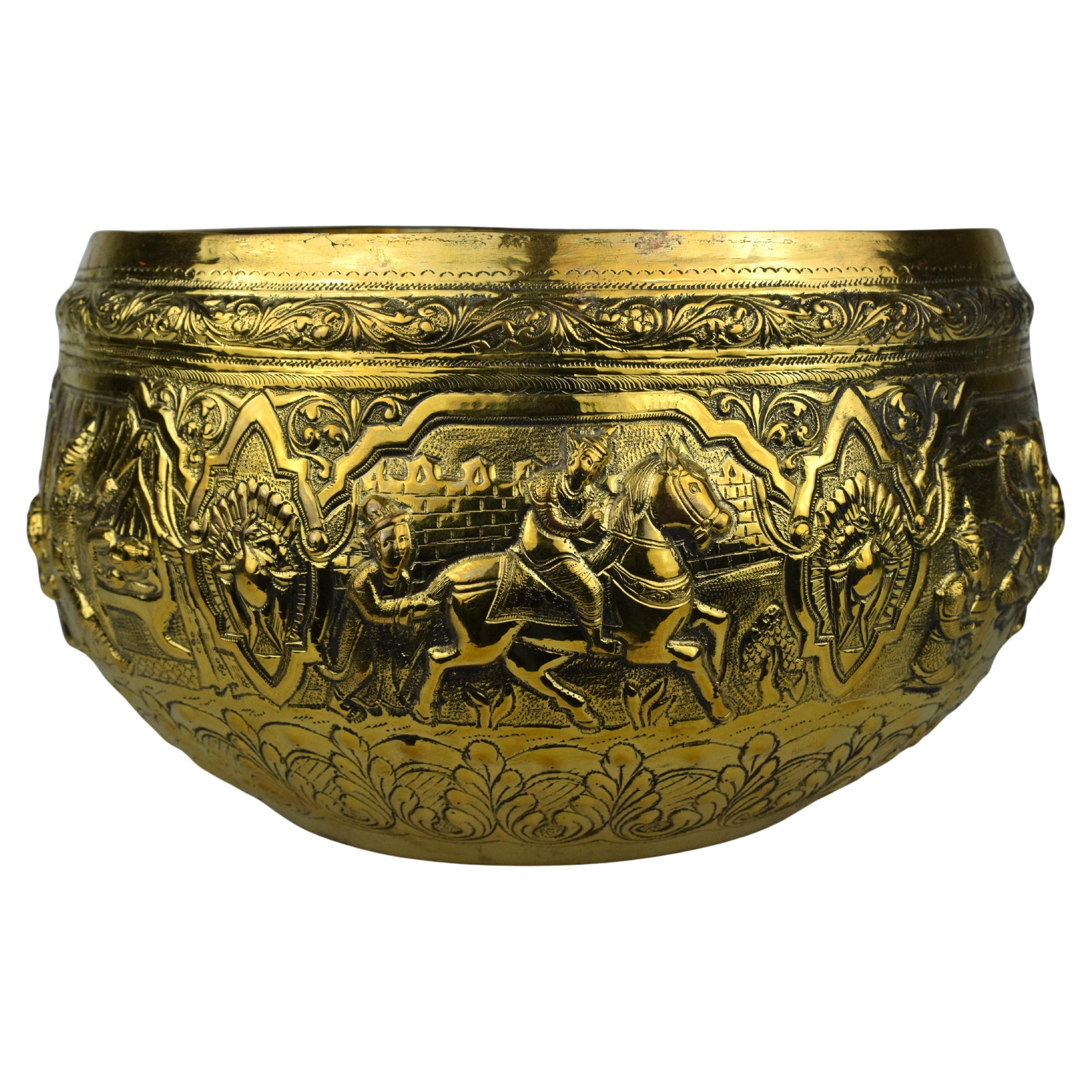 Ciotola da offerta birmana dorata Repoussé del periodo Mandalay, fine XIX secolo