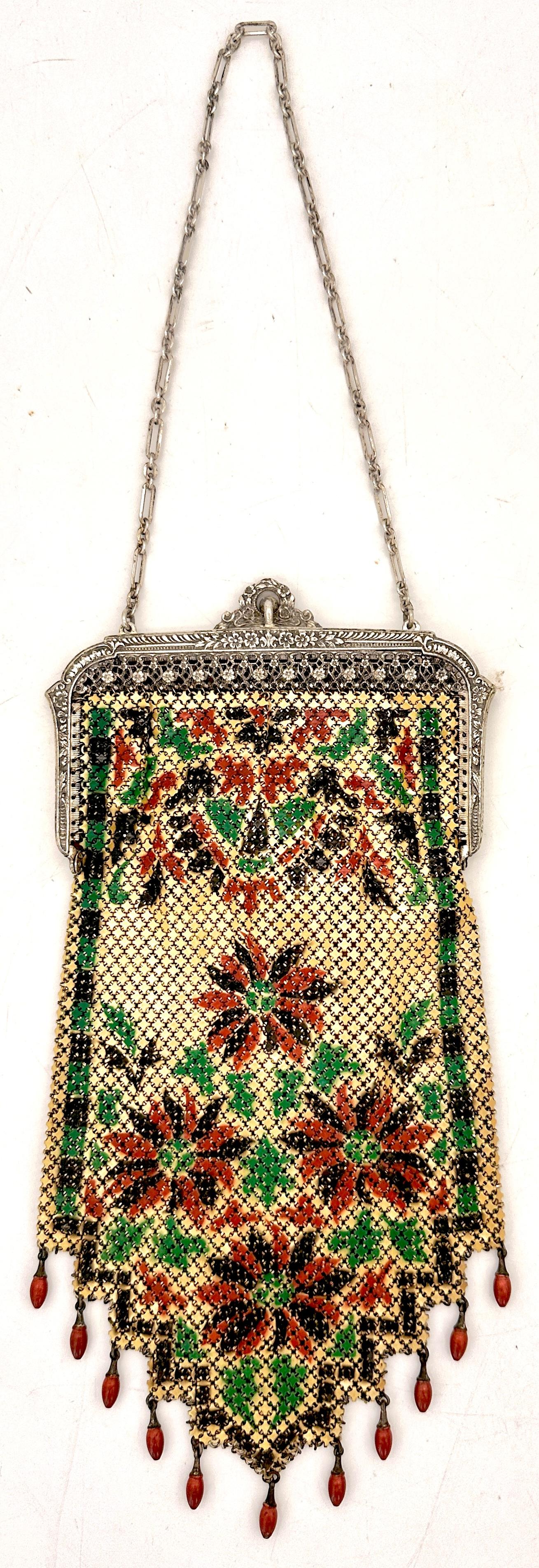 Mandalian Art Deco Emaille Mesh Geldbörse mit Blumenmotiv und Tropfen Perlen, USA, CIRCA 1920s

Beschreibung:
Diese Netztasche der Mandalian Manufacturing Company ist ein lebhaftes Beispiel für das frühe amerikanische Art-Déco-Design. Sie ist ein