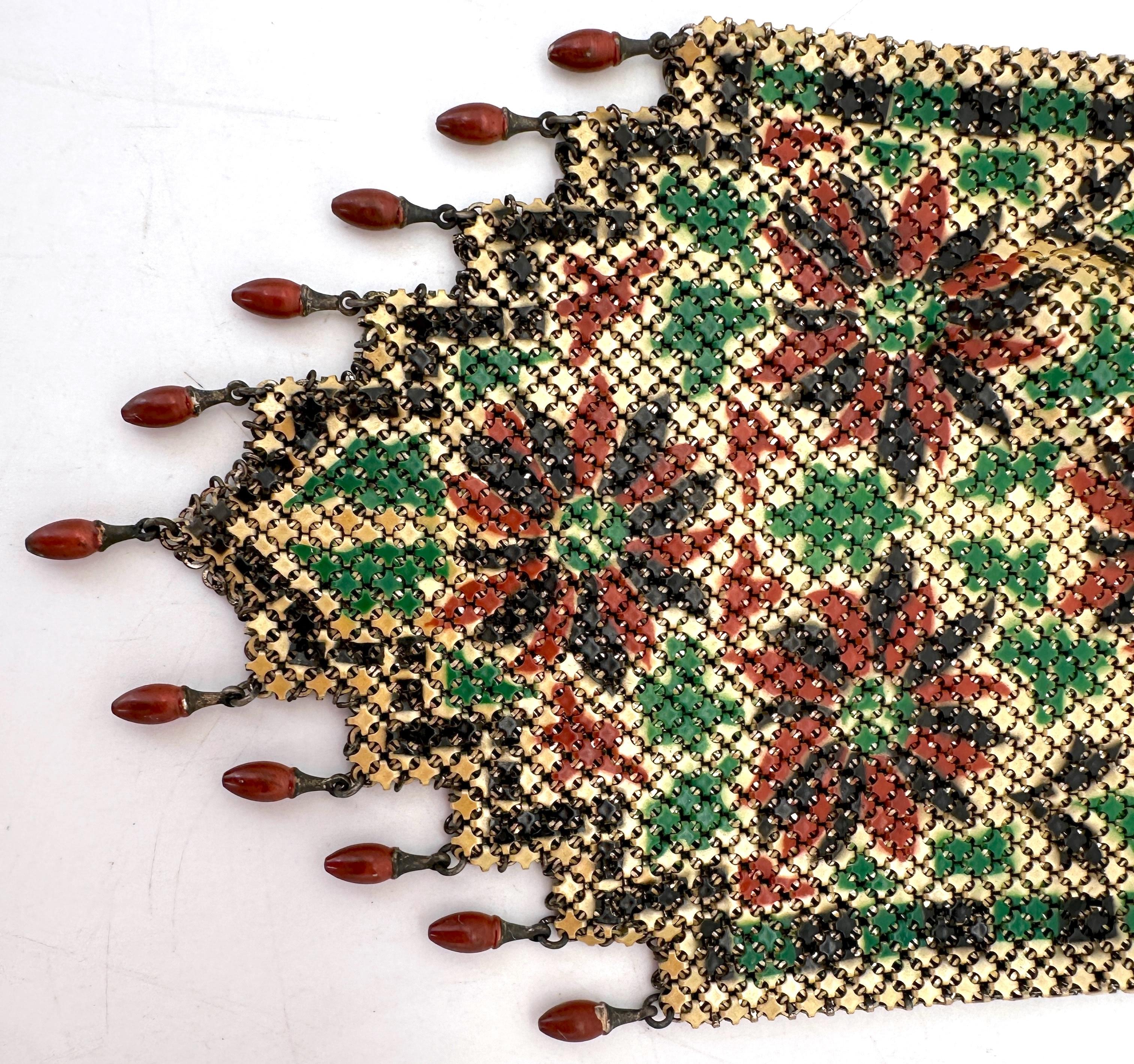 Mandalian Art Deco Flapper Emaille Mesh Geldbörse mit Blumenmotiv und Tropfen Perlen im Zustand „Gut“ im Angebot in West Palm Beach, FL