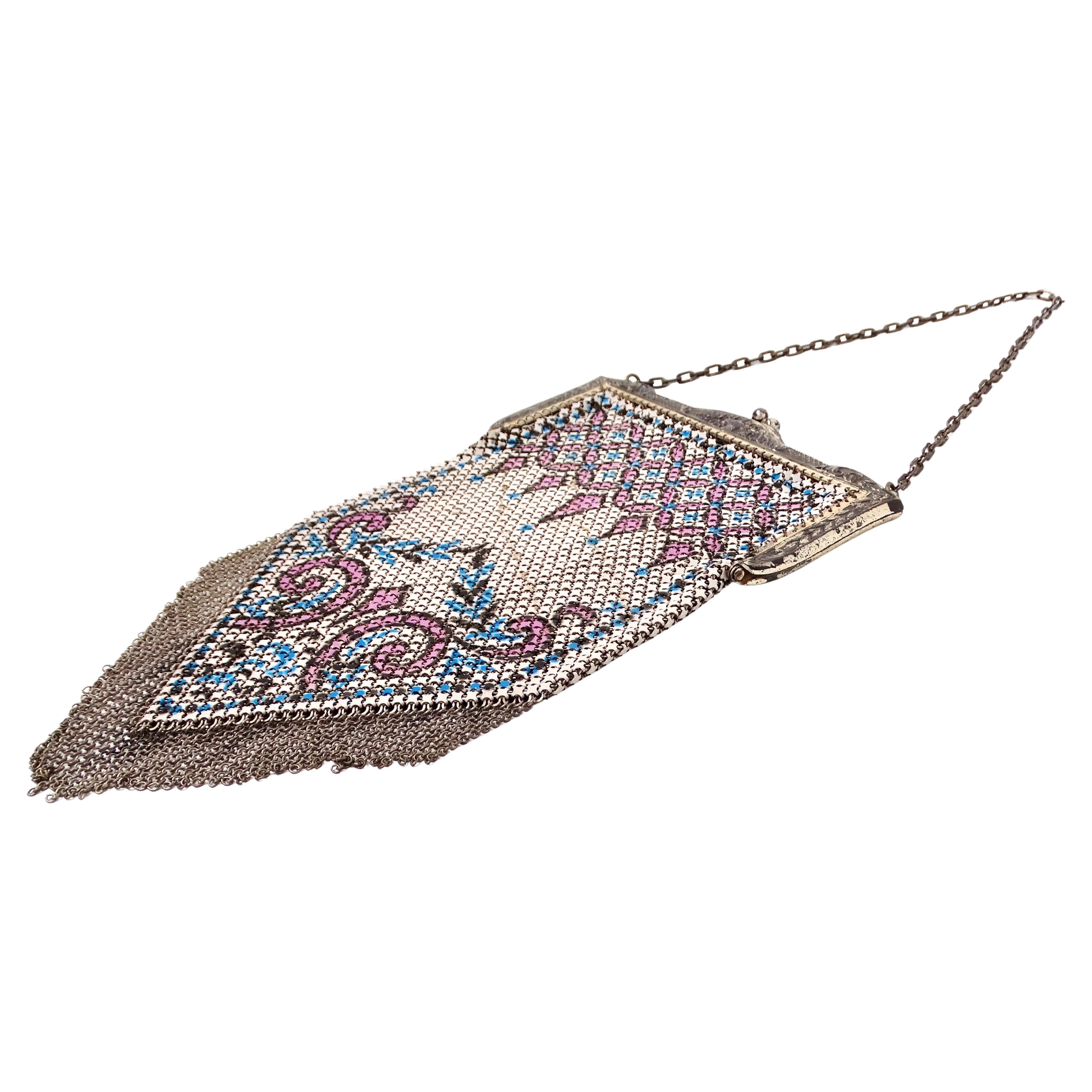 Il portamonete Mandalian Chainmail Mesh Enamel Print degli anni '20 è uno splendido esempio di glamour e artigianato vintage. La sua intricata maglia a rete è ornata da vivaci stampe a smalto che evocano l'opulenza e l'arte dei ruggenti anni Venti.