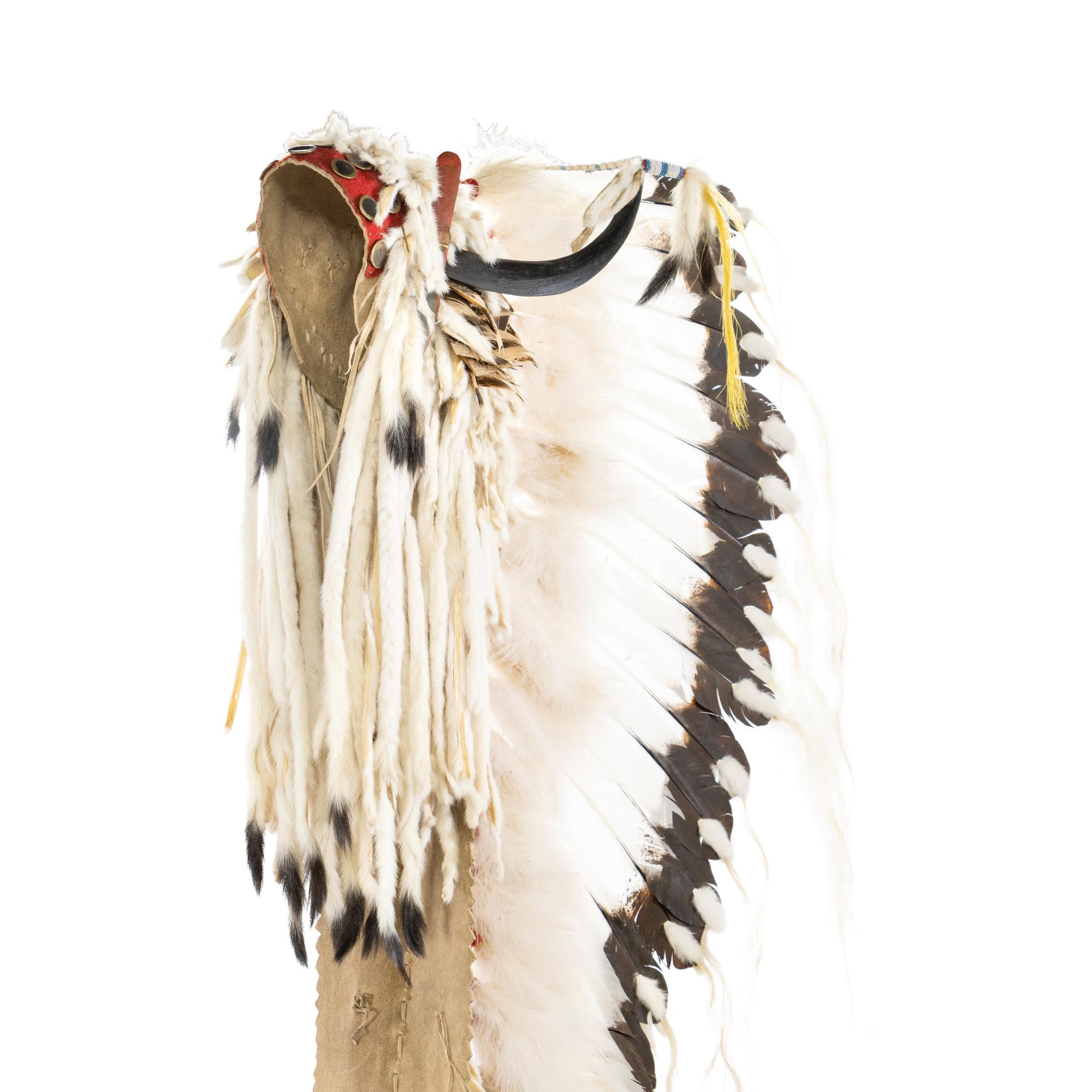 Plumes Coiffure à cornes fendues Mandan, style remorque simple en vente