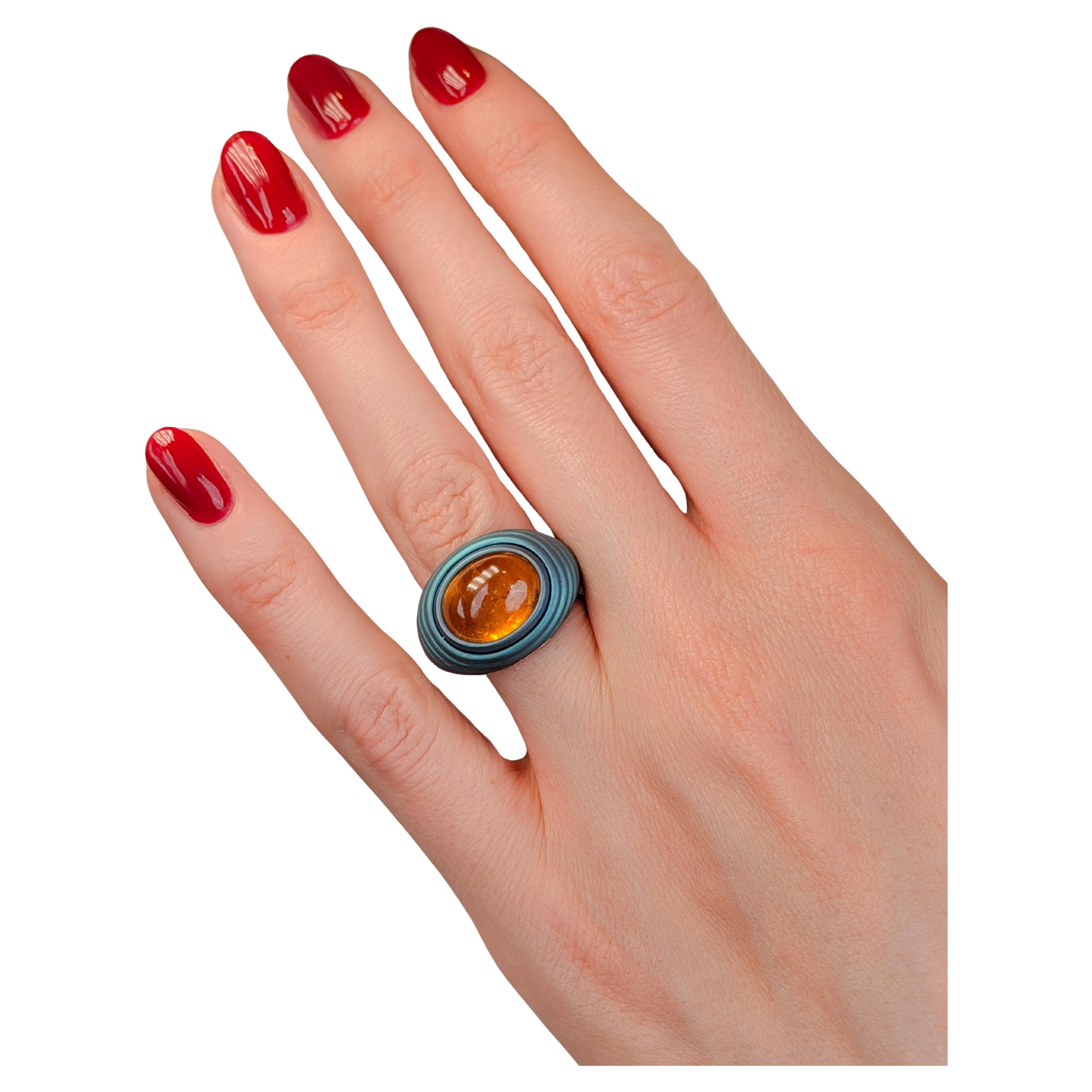 Anello con granato mandarino cabochon in titanio verde e oro rosa 18k 750 di MXHM