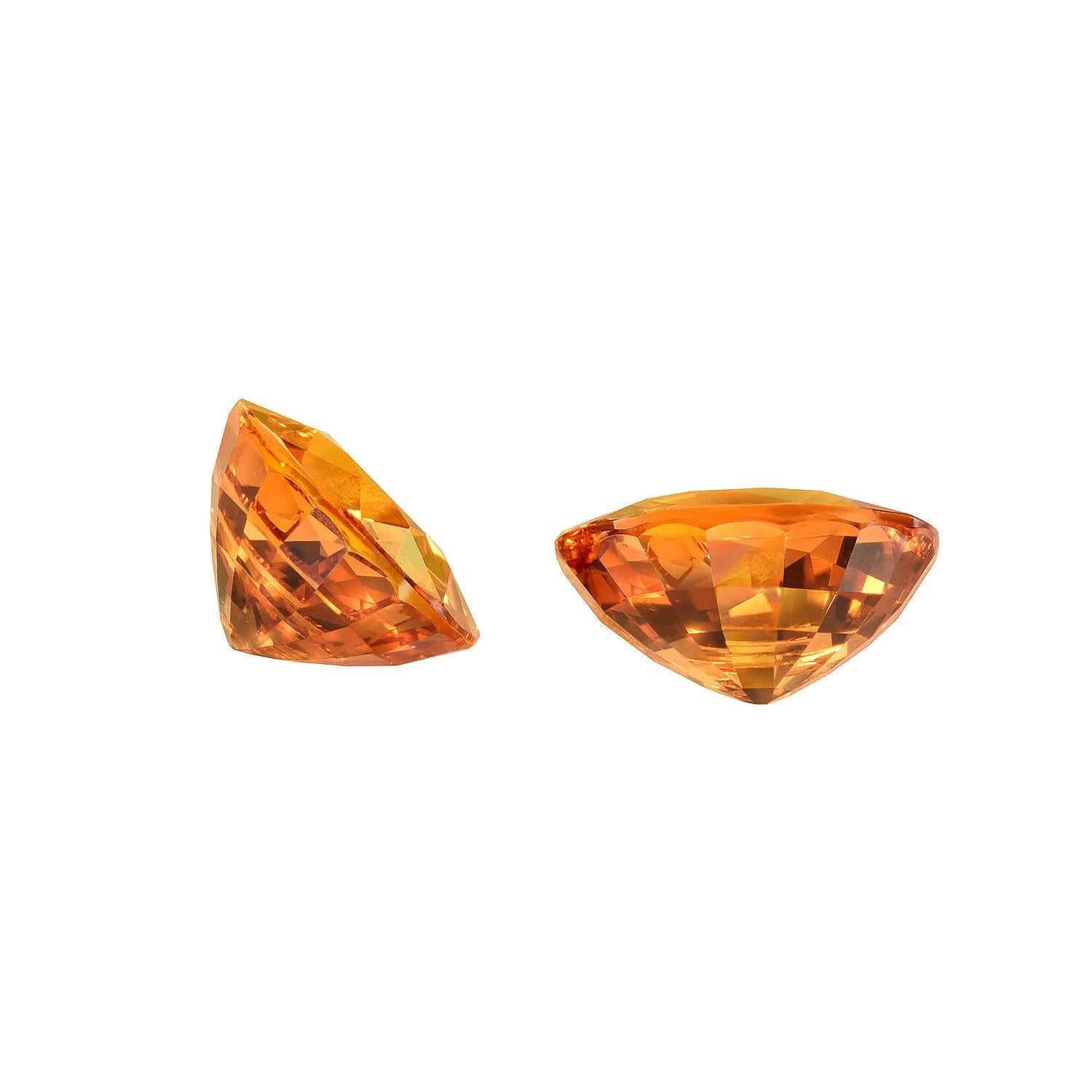 Taille ovale Paire de boucles d'oreilles en grenat mandarin non serti de 3,78 carats, pierres précieuses ovales non serties en vente