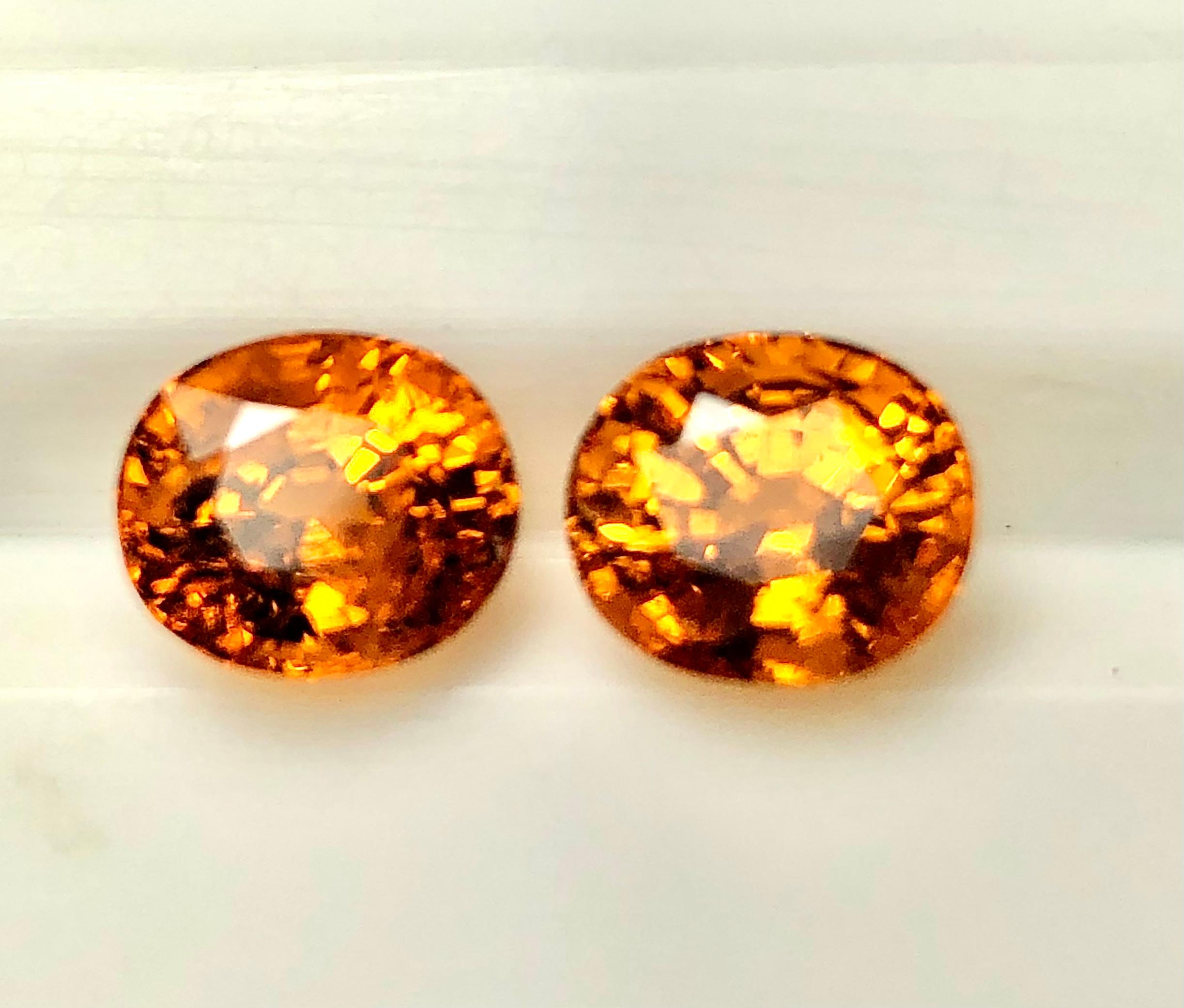 Coppia di gemme ovali di Granato Mandarino naturali e non trattate, per un peso totale di 5,80 carati, offerte sciolte e con disegno personalizzato, non esitare a contattarci.
Misure: 8,35 mm x 7,16 mm ciascuno.
Può essere realizzato in splendidi