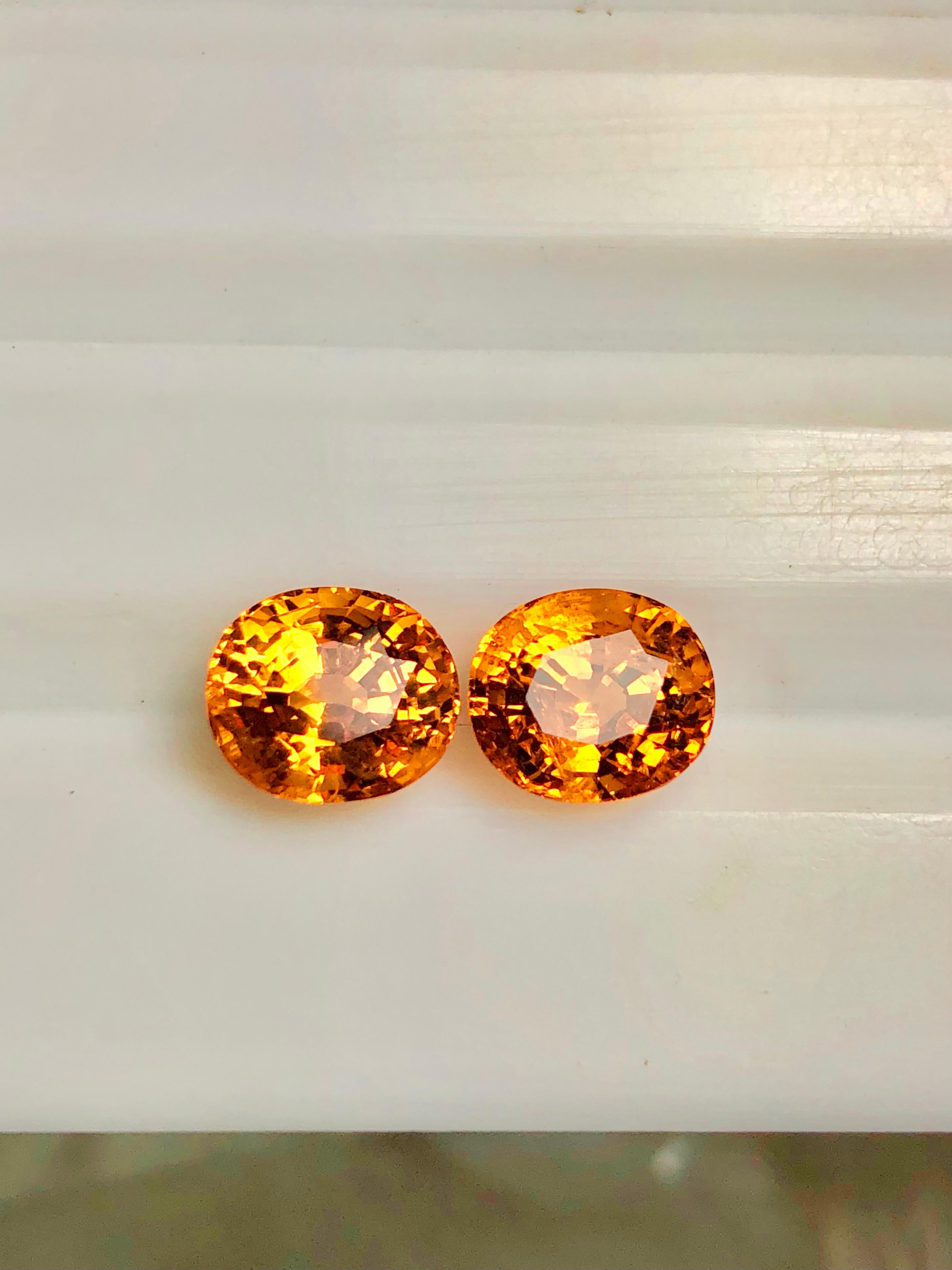 Moderne Paire de boucles d'oreilles en grenat mandarin non serti de 5,80 carats, pierres précieuses ovales en vente