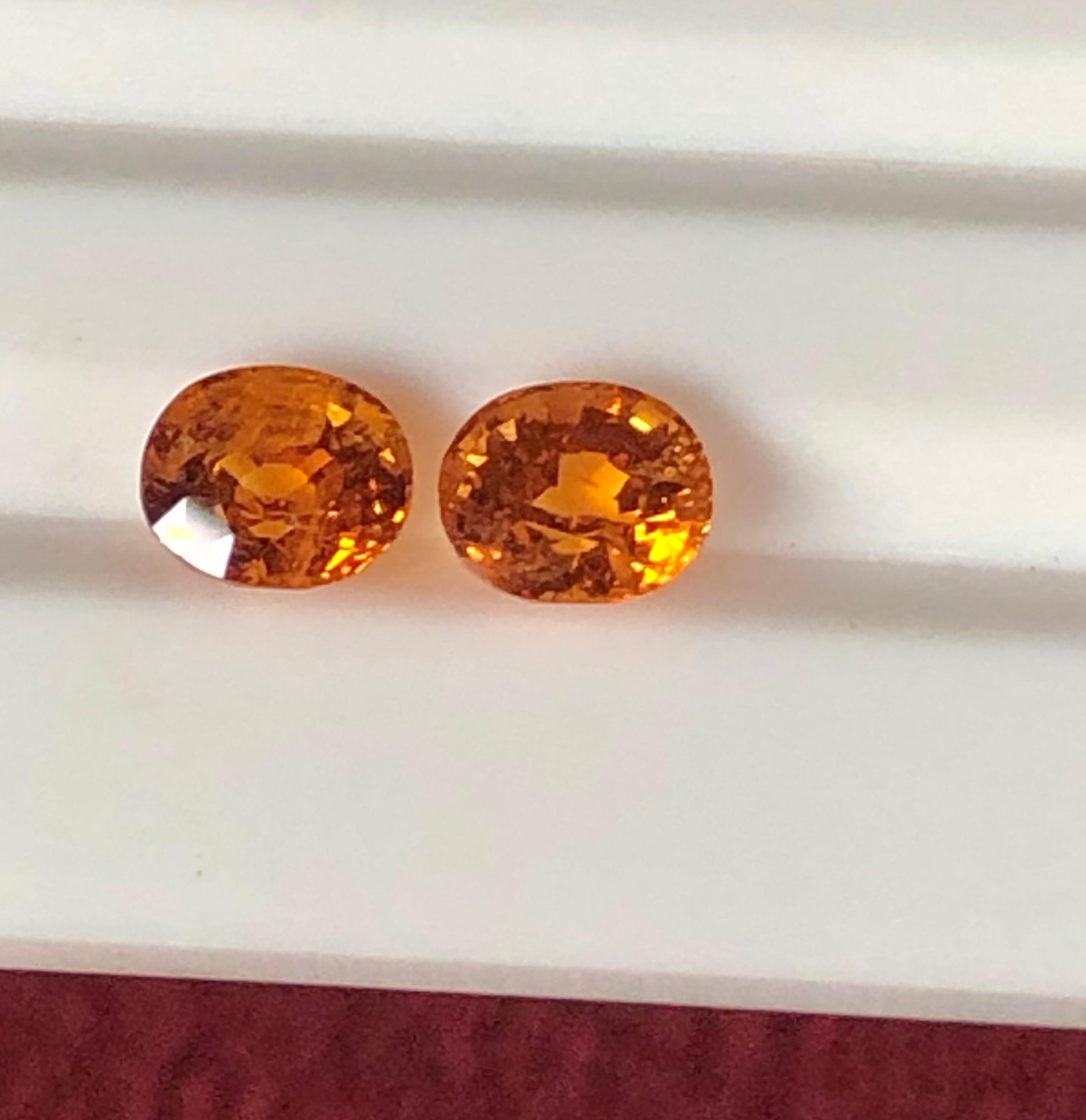 Paire de boucles d'oreilles en grenat mandarin non serti de 5,80 carats, pierres précieuses ovales Unisexe en vente