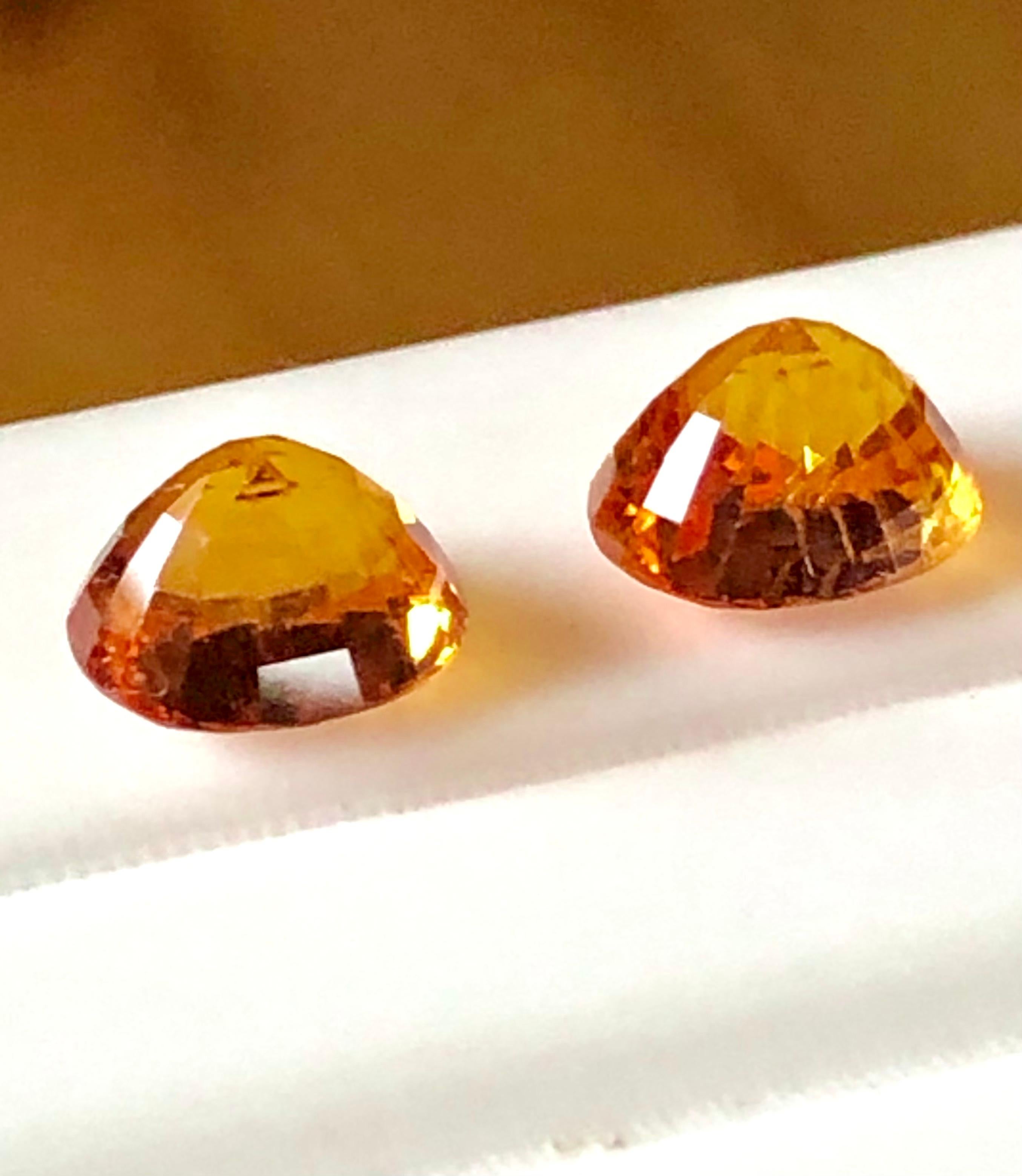 Taille ovale Paire de boucles d'oreilles en grenat mandarin non serti de 5,80 carats, pierres précieuses ovales en vente