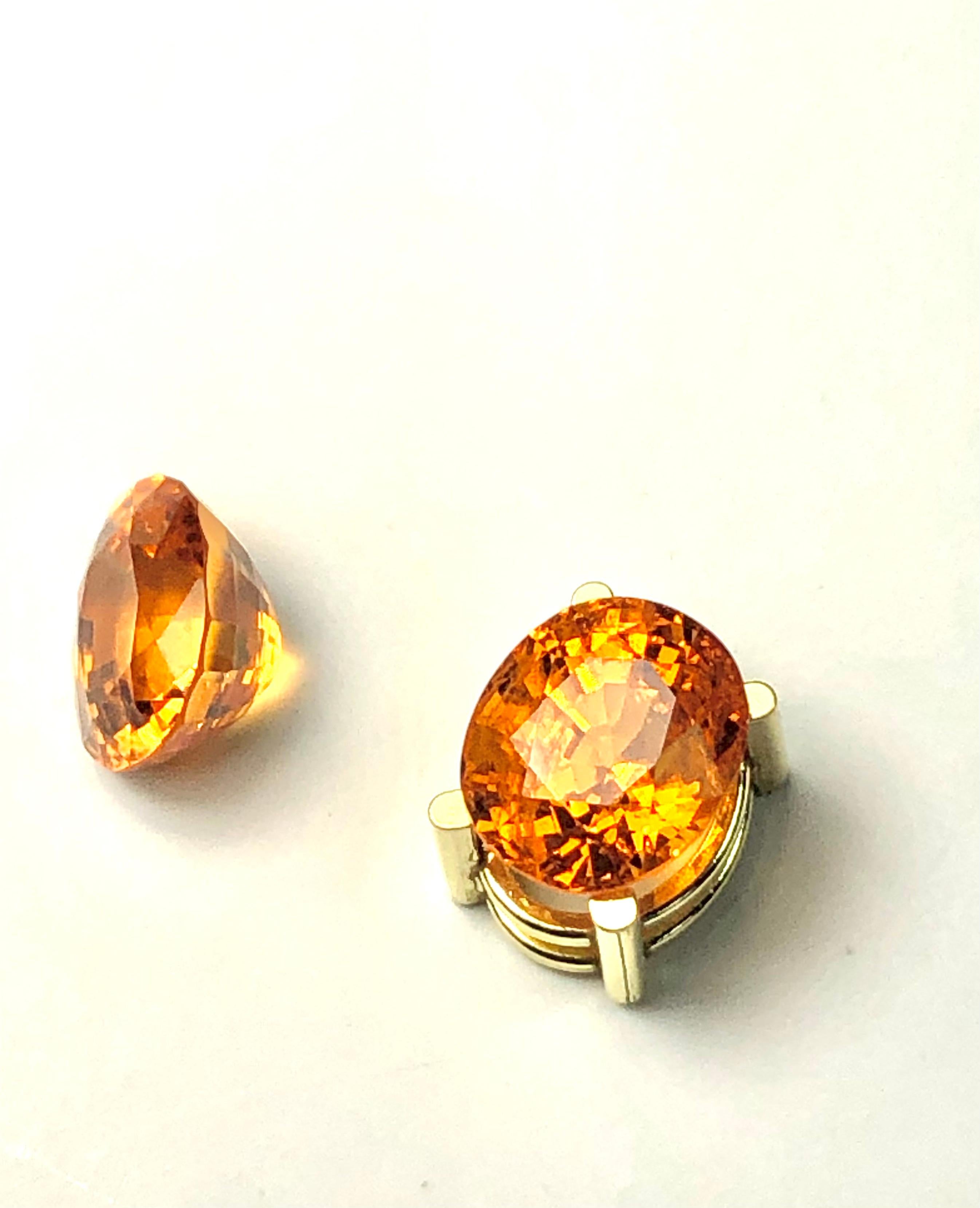 Paire de boucles d'oreilles en grenat mandarin non serti de 5,80 carats, pierres précieuses ovales en vente 1