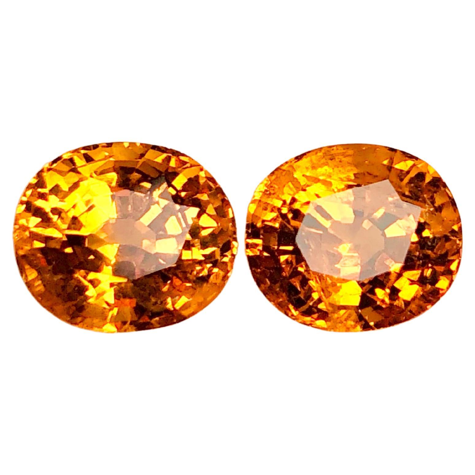 Paire de boucles d'oreilles en grenat mandarin non serti de 5,80 carats, pierres précieuses ovales en vente