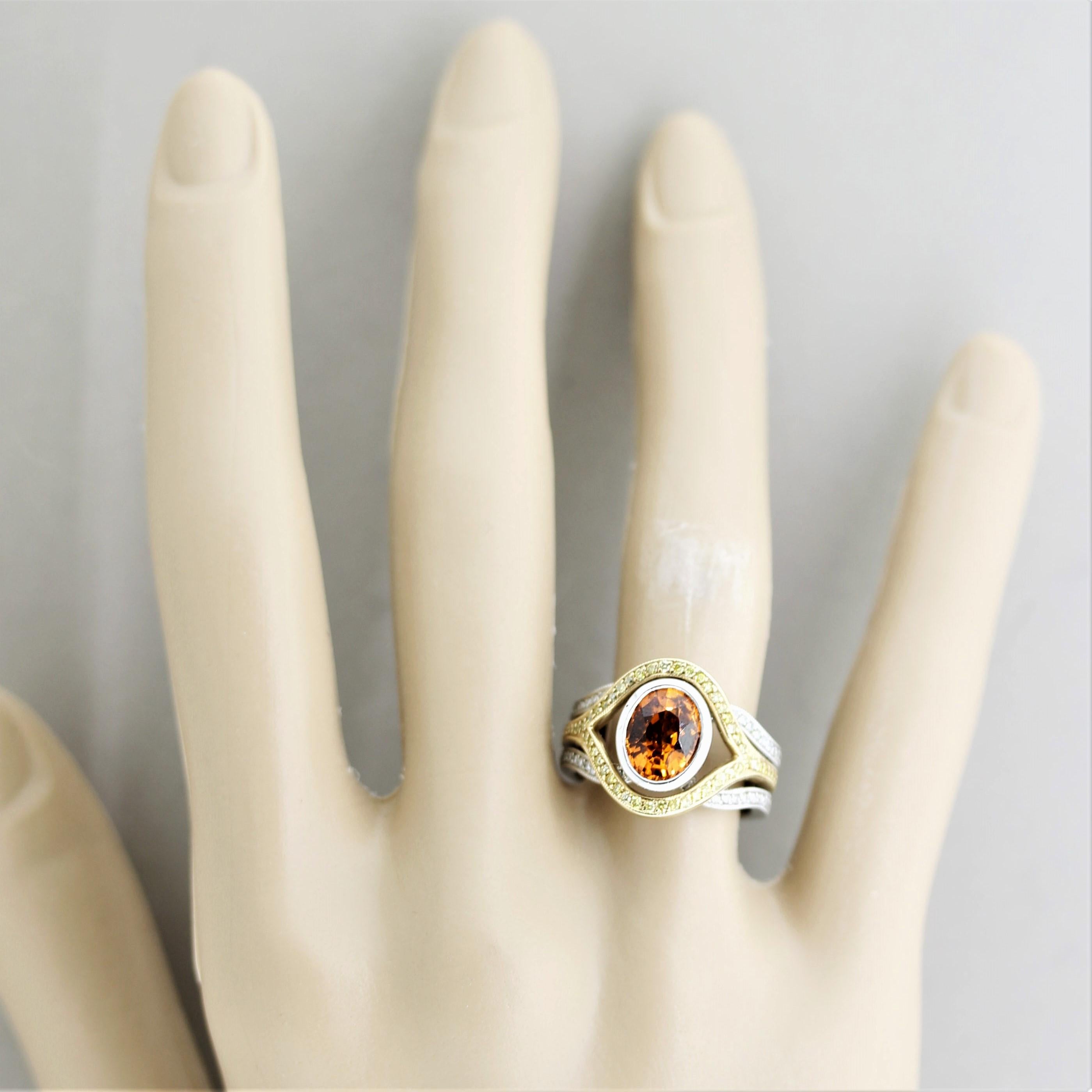 Anello in oro bicolore con granato mandarino e diamanti colorati in vendita 5