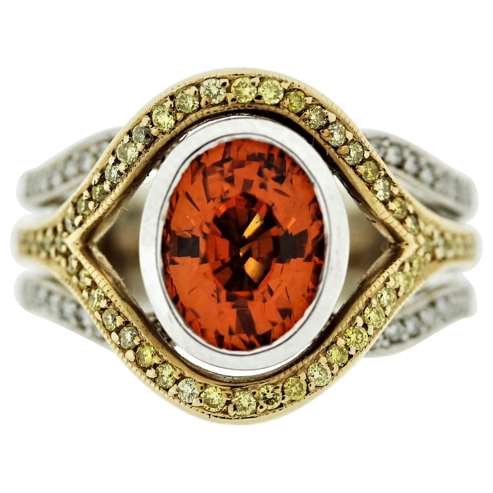 Bague en or bicolore avec grenat mandarin et diamants de couleur fantaisie en vente