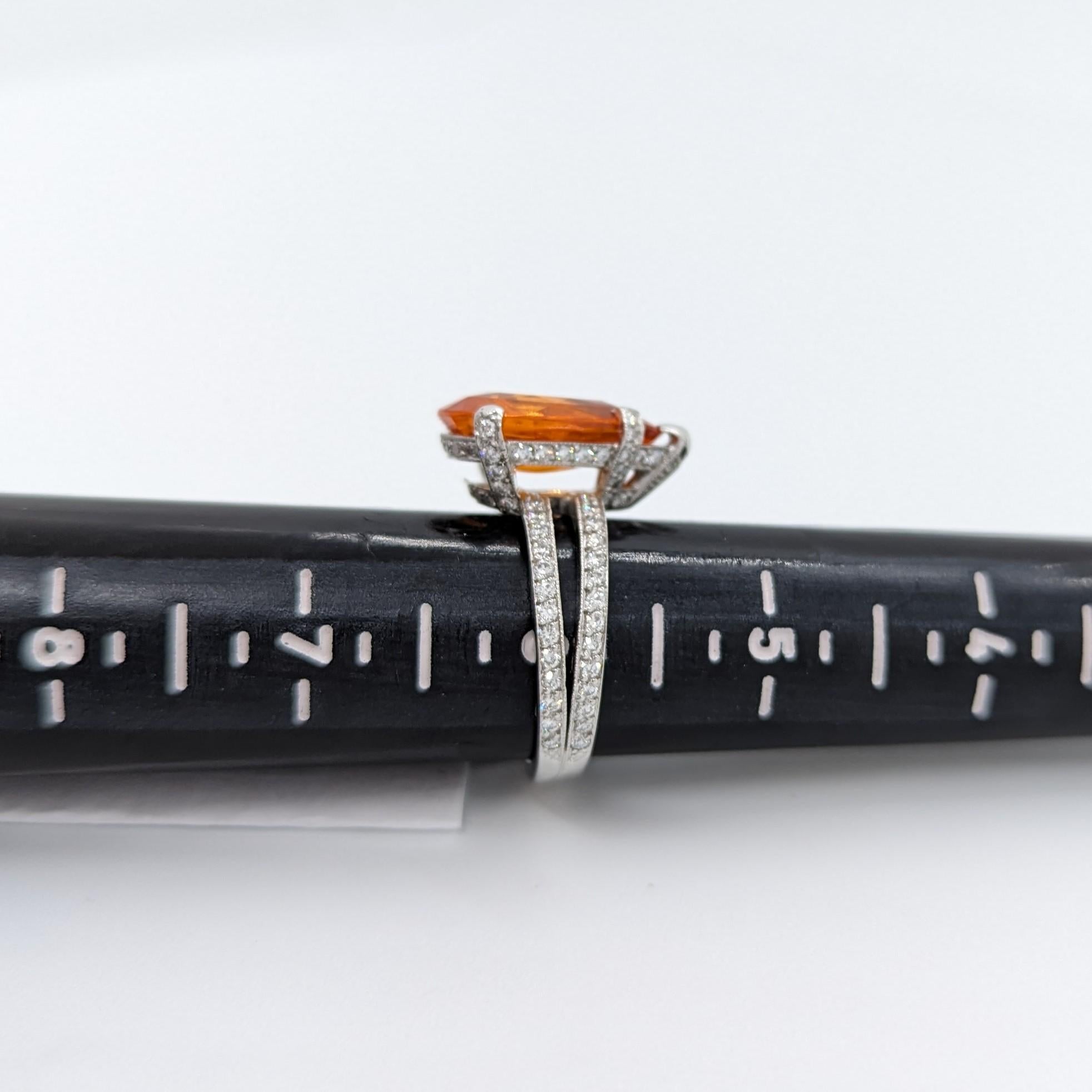 Runder Diamantring aus Platin mit Mandarin-Granat in Birnenform und weißem Diamanten im Angebot 1