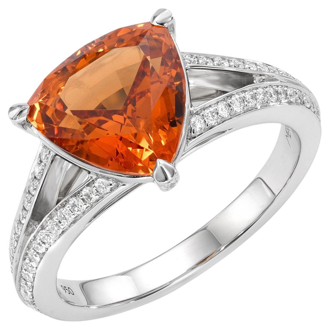 Bague en grenat mandarin de 3,76 carats avec trillion en vente