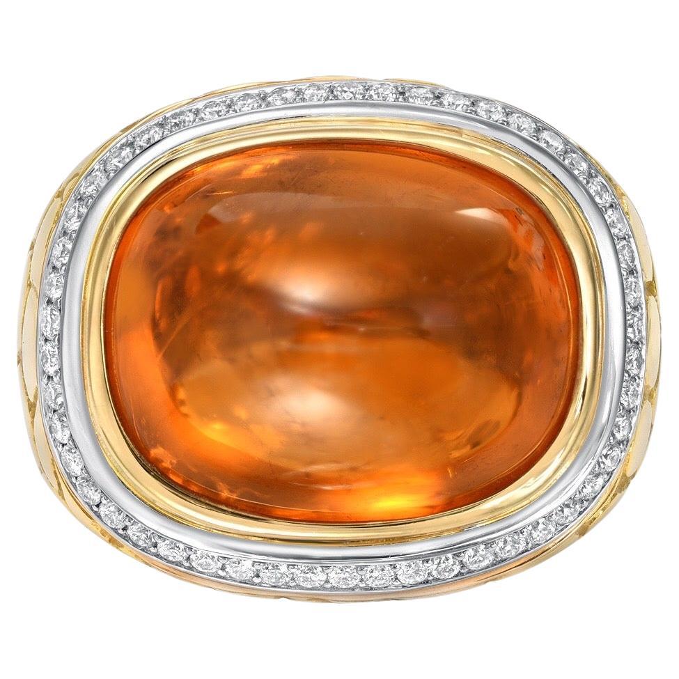 Unico nel suo genere, l'anello con cabochon di granato mandarino Sugarloaf da 29,93 carati in oro 18 carati e platino: un capolavoro di lusso.  Tamir di Merkaba Jewelry Beverly Hills.

Celebra l'impareggiabile bellezza del granato mandarino

Vivi