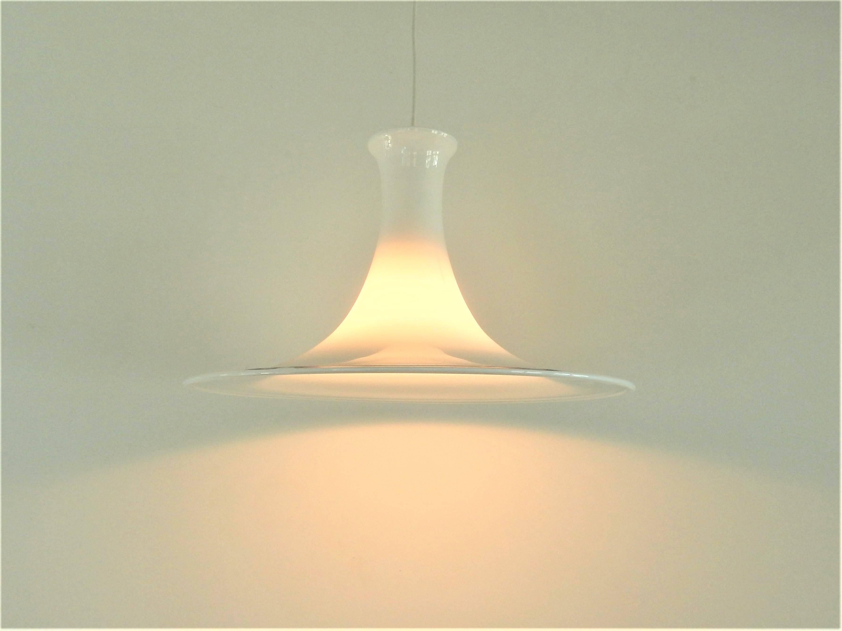 This very nice Danish pendant lamp is made of white opaline glass, which gives a nice effect and a pleasant light. Beautiful with a mirrored lightbulb.