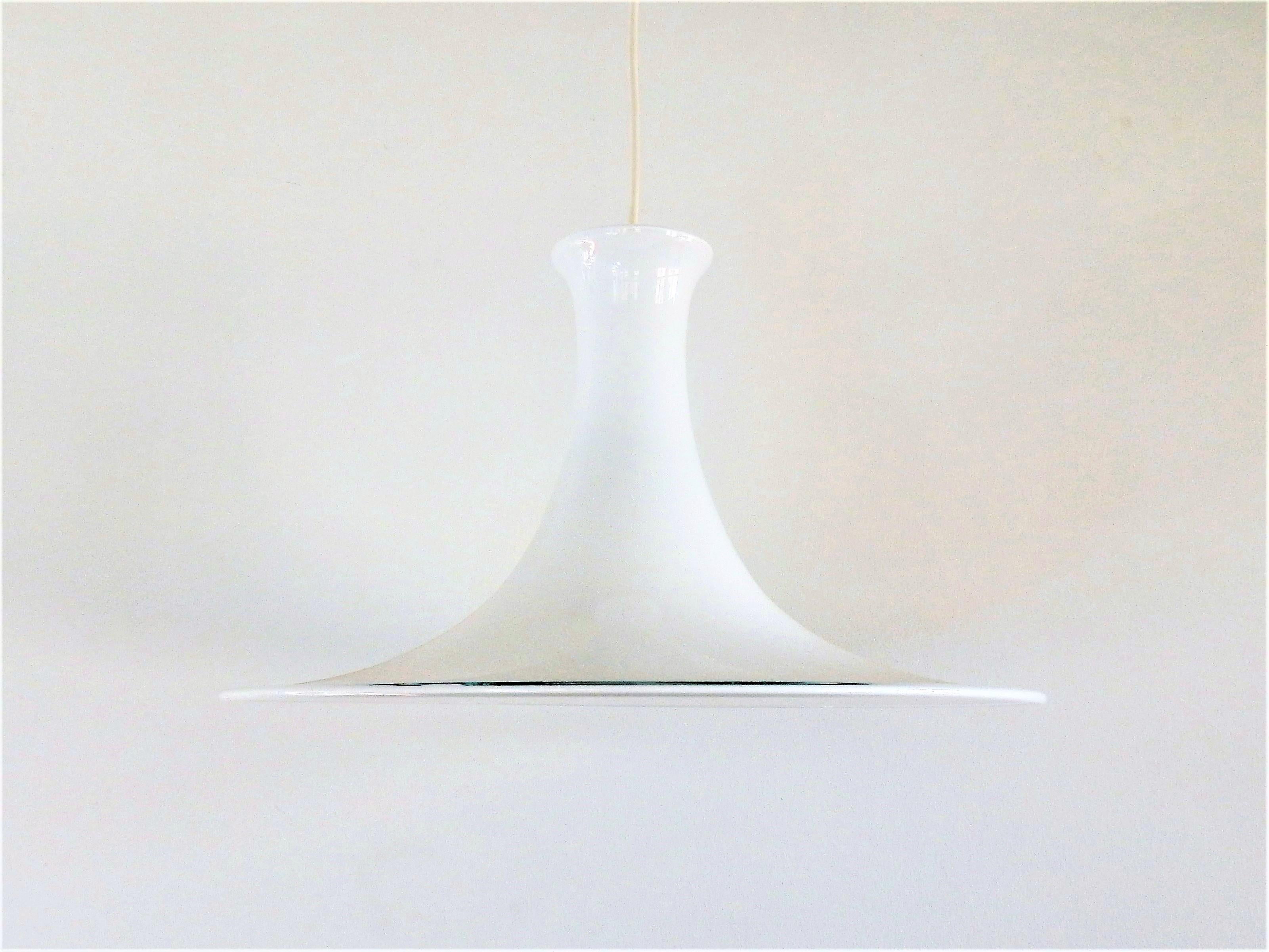 Questa bellissima lampada a sospensione è stata disegnata da Michael Bang per Holmegaard/Royal Copenhagen in Danimarca negli anni '80. È realizzato in vetro opalino bianco, che emana una luce calda e piacevole. È perfetto con una lampadina a