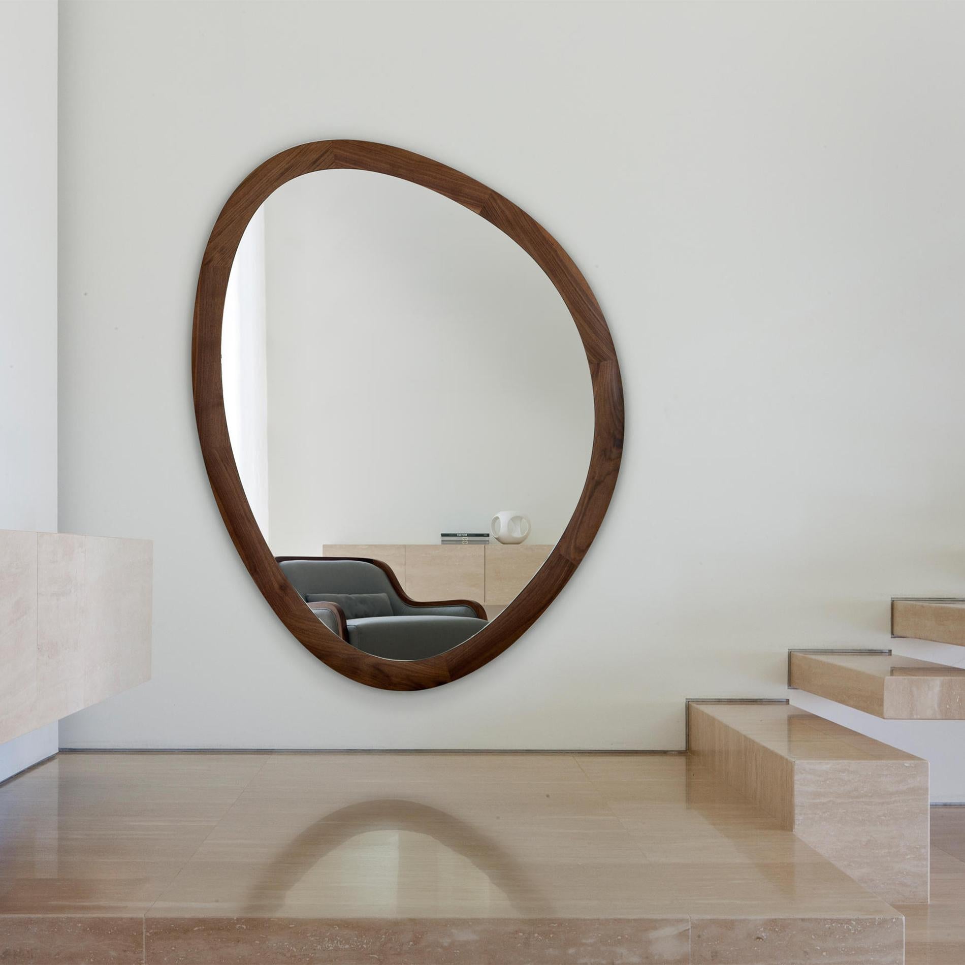 Spiegel Mandel mit Rahmen aus massivem Walnussholz. 
Mit klarem Spiegelglas.
Auf Anfrage auch erhältlich in:
L76xT03xH100cm, Preis: 3900,00€.