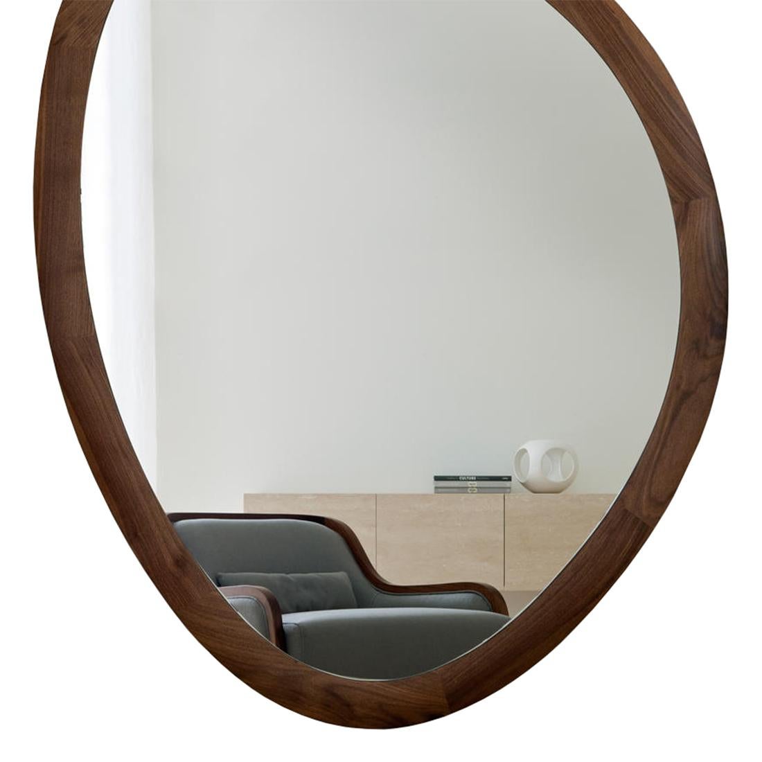 Mandel-Spiegel mit Rahmen aus massivem Nussbaumholz (Handgefertigt) im Angebot