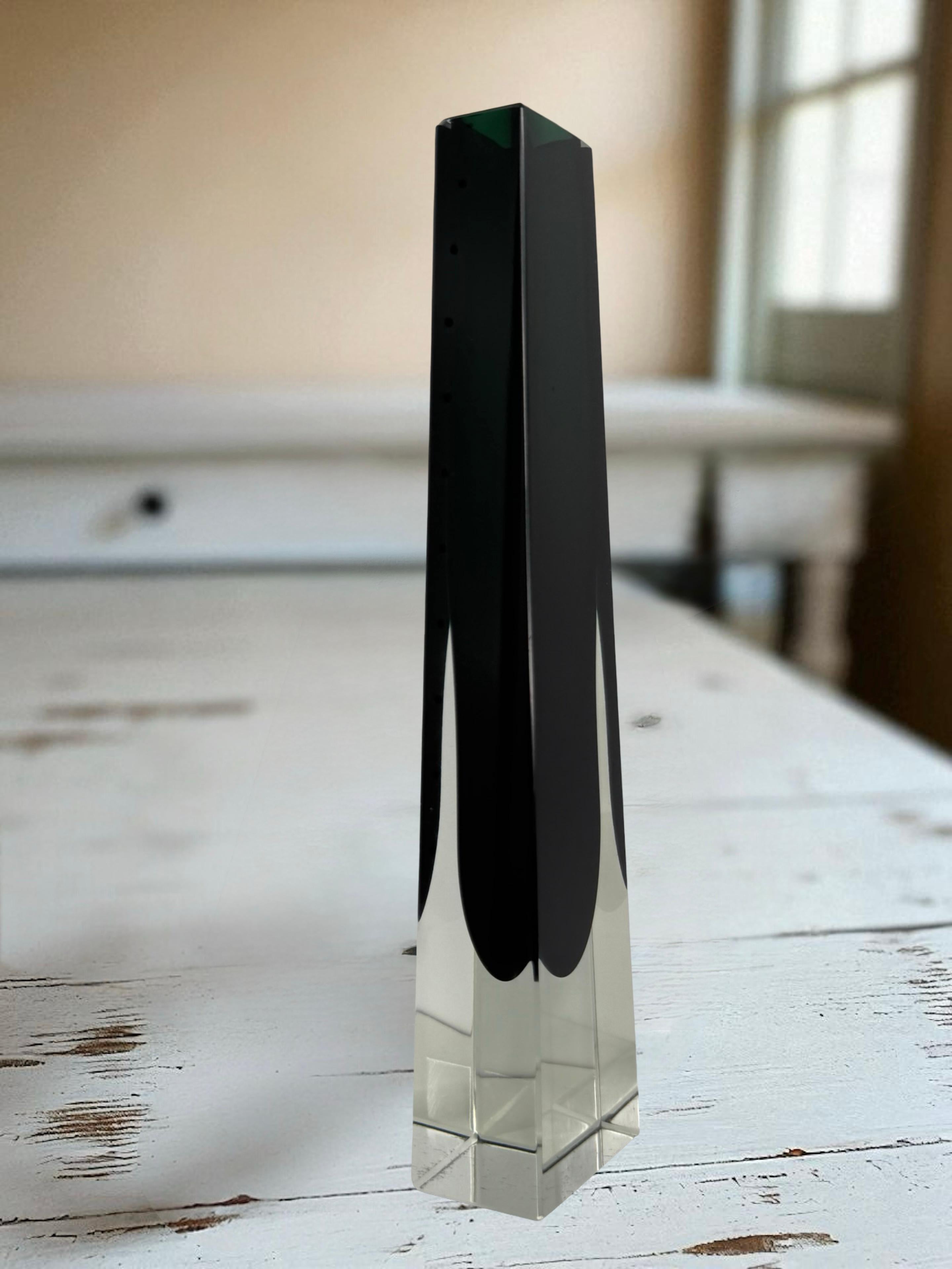 Mandruzzato Dark Green into Clear Murano Glass Sommerso Vase, Mid Century Modern en venta 3